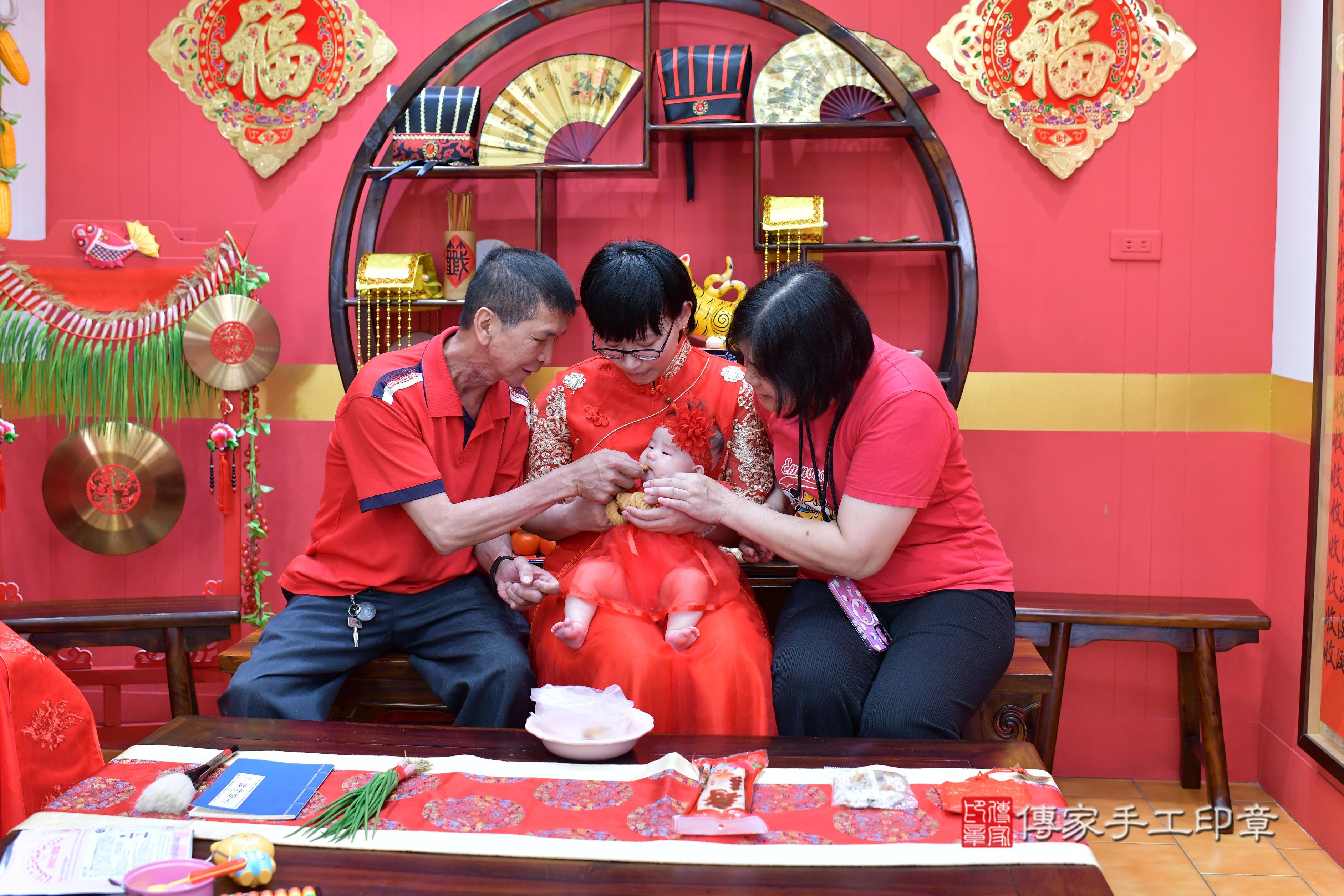 傳家手工印章桃園店、抓周、度脺、美式風會場、傳家嬰兒古禮、吉祥話、抓周道具物品24種、拍照。抓周證書。寶寶抓周、滿周歲、生日快樂、祝福 傳家手工印章桃園店、抓周、度脺、美式風會場、傳家嬰兒古禮、吉祥話、抓周道具物品24種、拍照。抓周證書。寶寶抓周、滿周歲、生日快樂、祝福