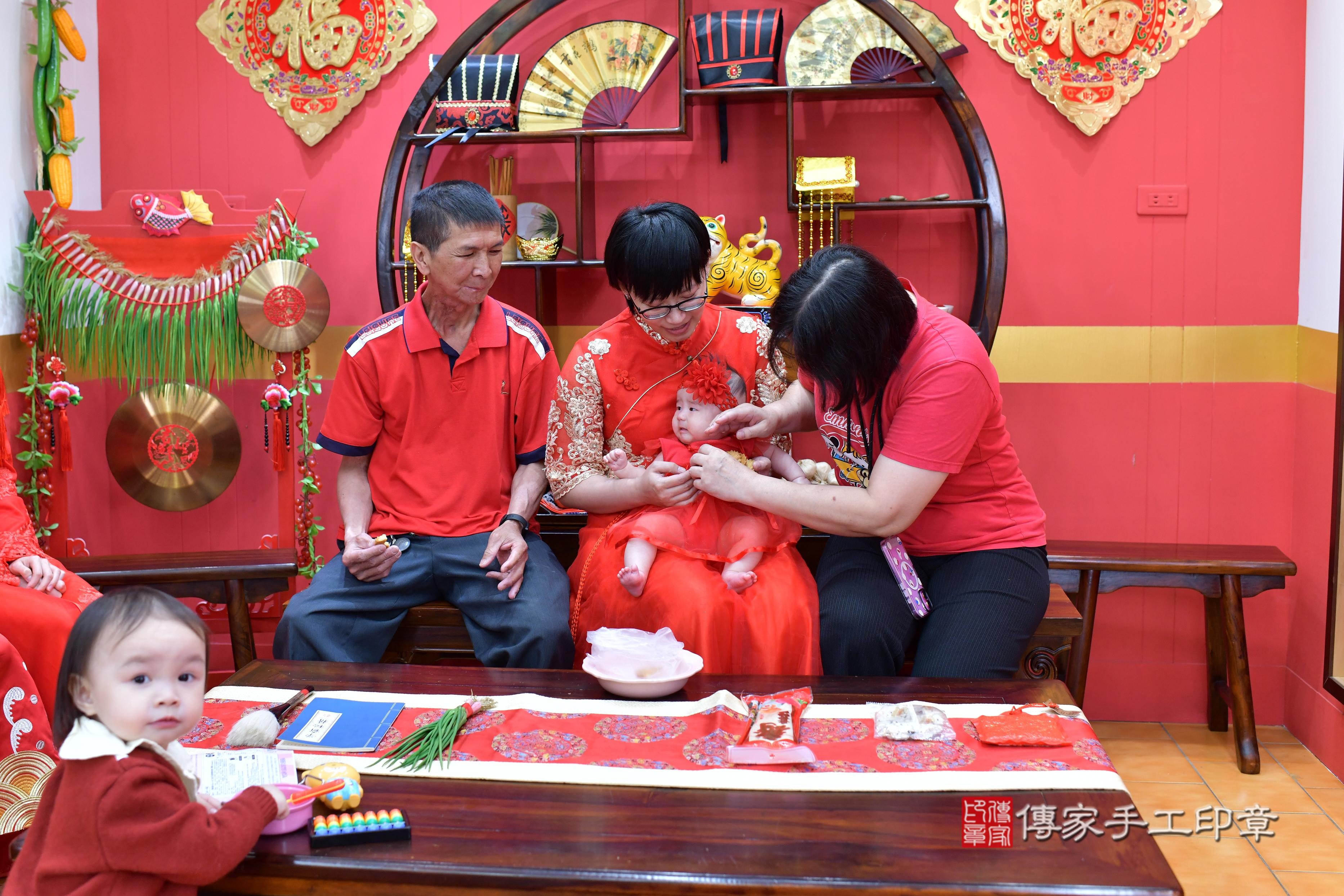 傳家手工印章桃園店、抓周、度脺、美式風會場、傳家嬰兒古禮、吉祥話、抓周道具物品24種、拍照。抓周證書。寶寶抓周、滿周歲、生日快樂、祝福 傳家手工印章桃園店、抓周、度脺、美式風會場、傳家嬰兒古禮、吉祥話、抓周道具物品24種、拍照。抓周證書。寶寶抓周、滿周歲、生日快樂、祝福