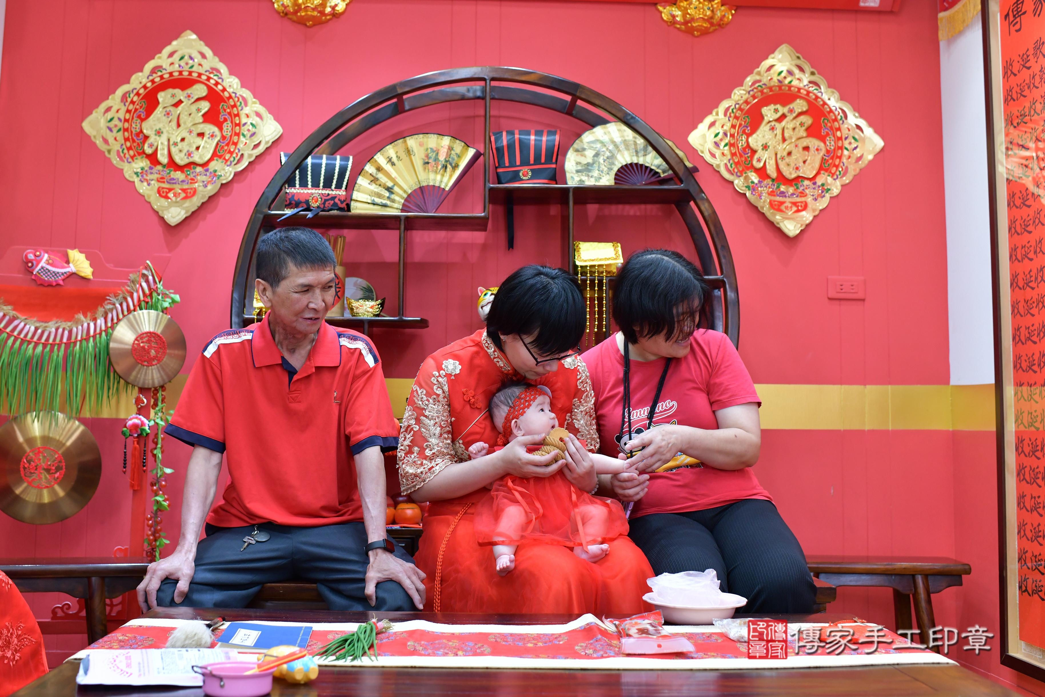 傳家手工印章桃園店、抓周、度脺、美式風會場、傳家嬰兒古禮、吉祥話、抓周道具物品24種、拍照。抓周證書。寶寶抓周、滿周歲、生日快樂、祝福 傳家手工印章桃園店、抓周、度脺、美式風會場、傳家嬰兒古禮、吉祥話、抓周道具物品24種、拍照。抓周證書。寶寶抓周、滿周歲、生日快樂、祝福