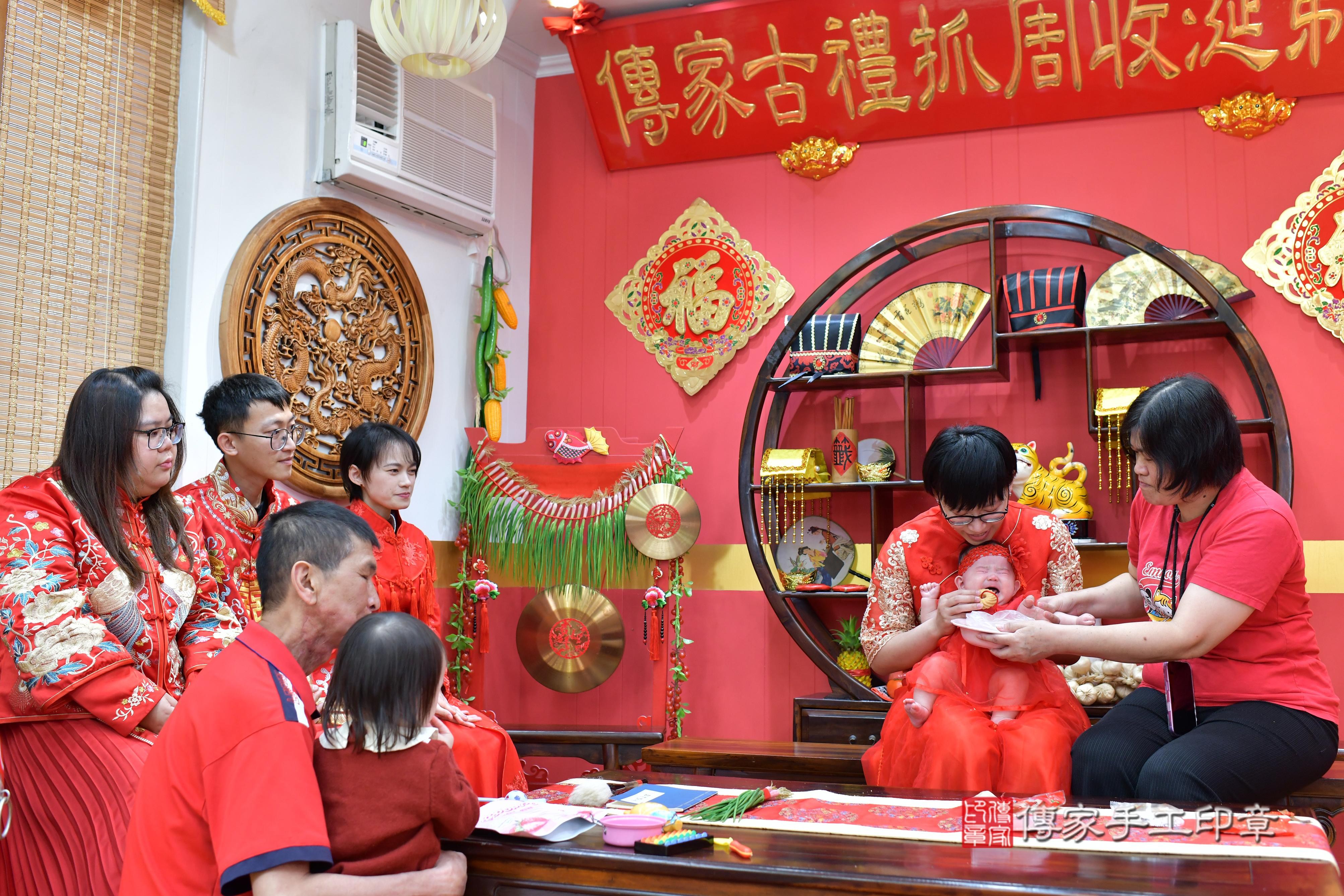 傳家手工印章桃園店、抓周、度脺、美式風會場、傳家嬰兒古禮、吉祥話、抓周道具物品24種、拍照。抓周證書。寶寶抓周、滿周歲、生日快樂、祝福 傳家手工印章桃園店、抓周、度脺、美式風會場、傳家嬰兒古禮、吉祥話、抓周道具物品24種、拍照。抓周證書。寶寶抓周、滿周歲、生日快樂、祝福