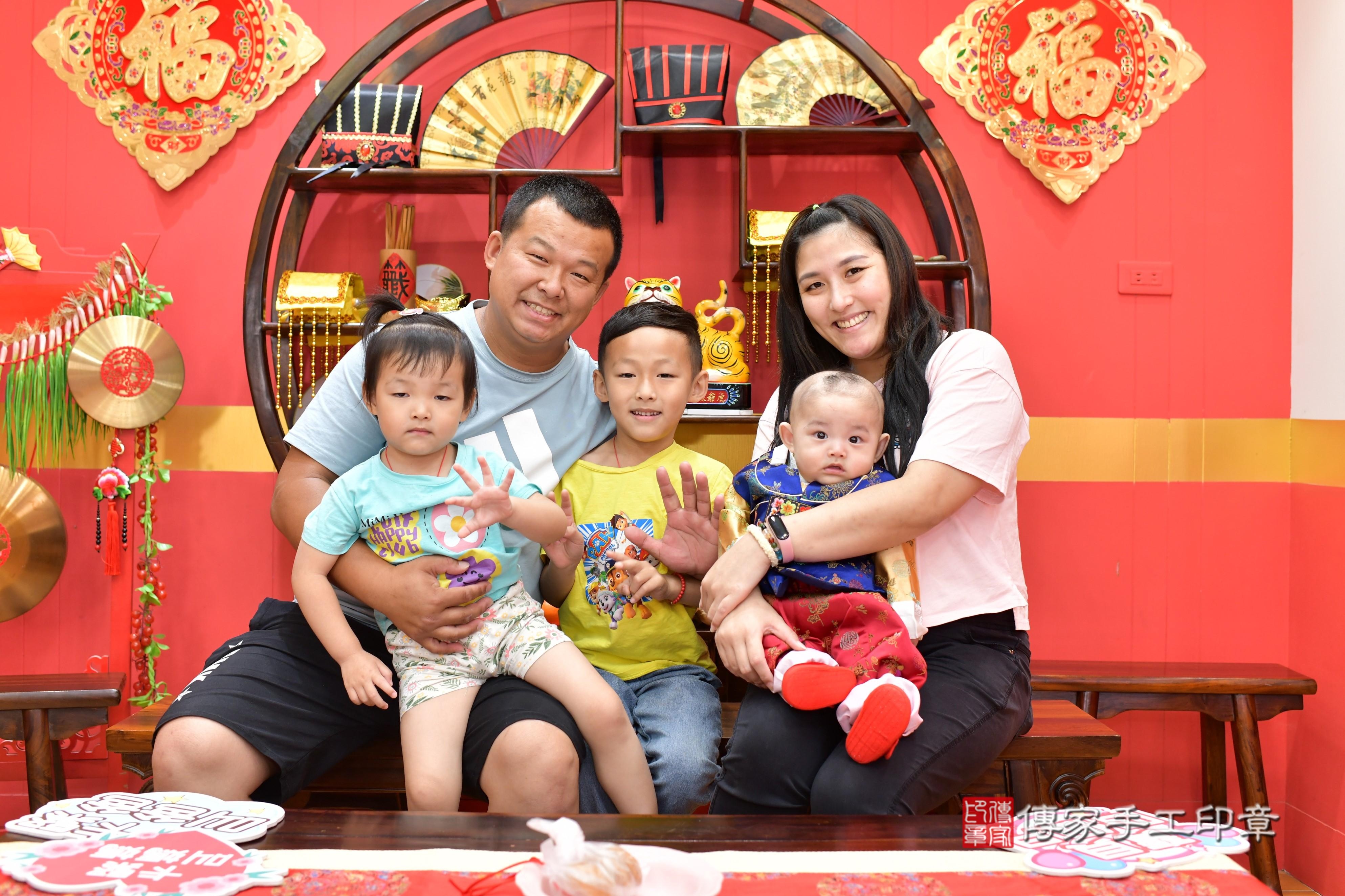 傳家手工印章桃園店、抓周、度脺、美式風會場、傳家嬰兒古禮、吉祥話、抓周道具物品24種、拍照。抓周證書。寶寶抓周、滿周歲、生日快樂、祝福 傳家手工印章桃園店、抓周、度脺、美式風會場、傳家嬰兒古禮、吉祥話、抓周道具物品24種、拍照。抓周證書。寶寶抓周、滿周歲、生日快樂、祝福