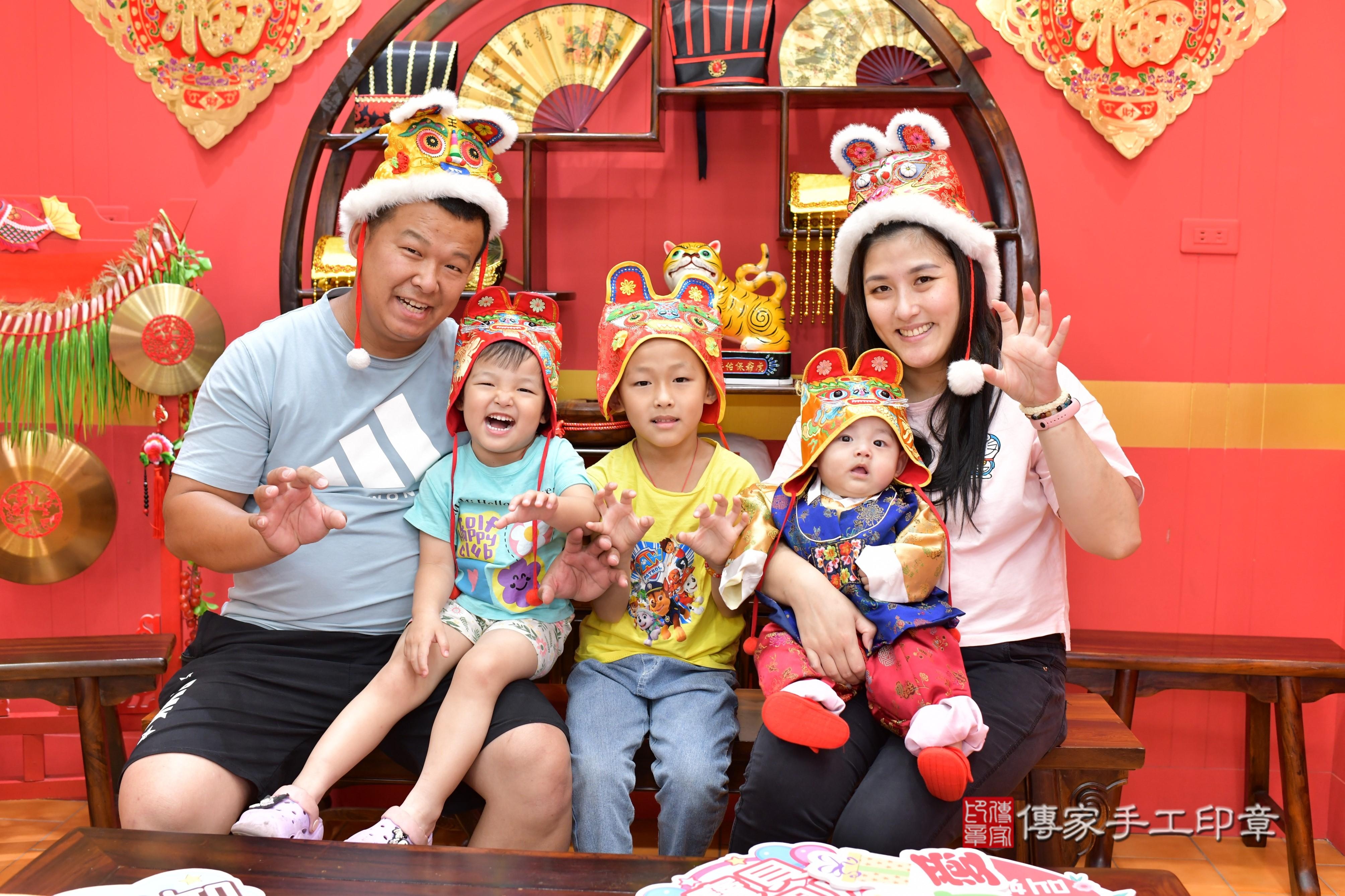 傳家手工印章桃園店、抓周、度脺、美式風會場、傳家嬰兒古禮、吉祥話、抓周道具物品24種、拍照。抓周證書。寶寶抓周、滿周歲、生日快樂、祝福 傳家手工印章桃園店、抓周、度脺、美式風會場、傳家嬰兒古禮、吉祥話、抓周道具物品24種、拍照。抓周證書。寶寶抓周、滿周歲、生日快樂、祝福