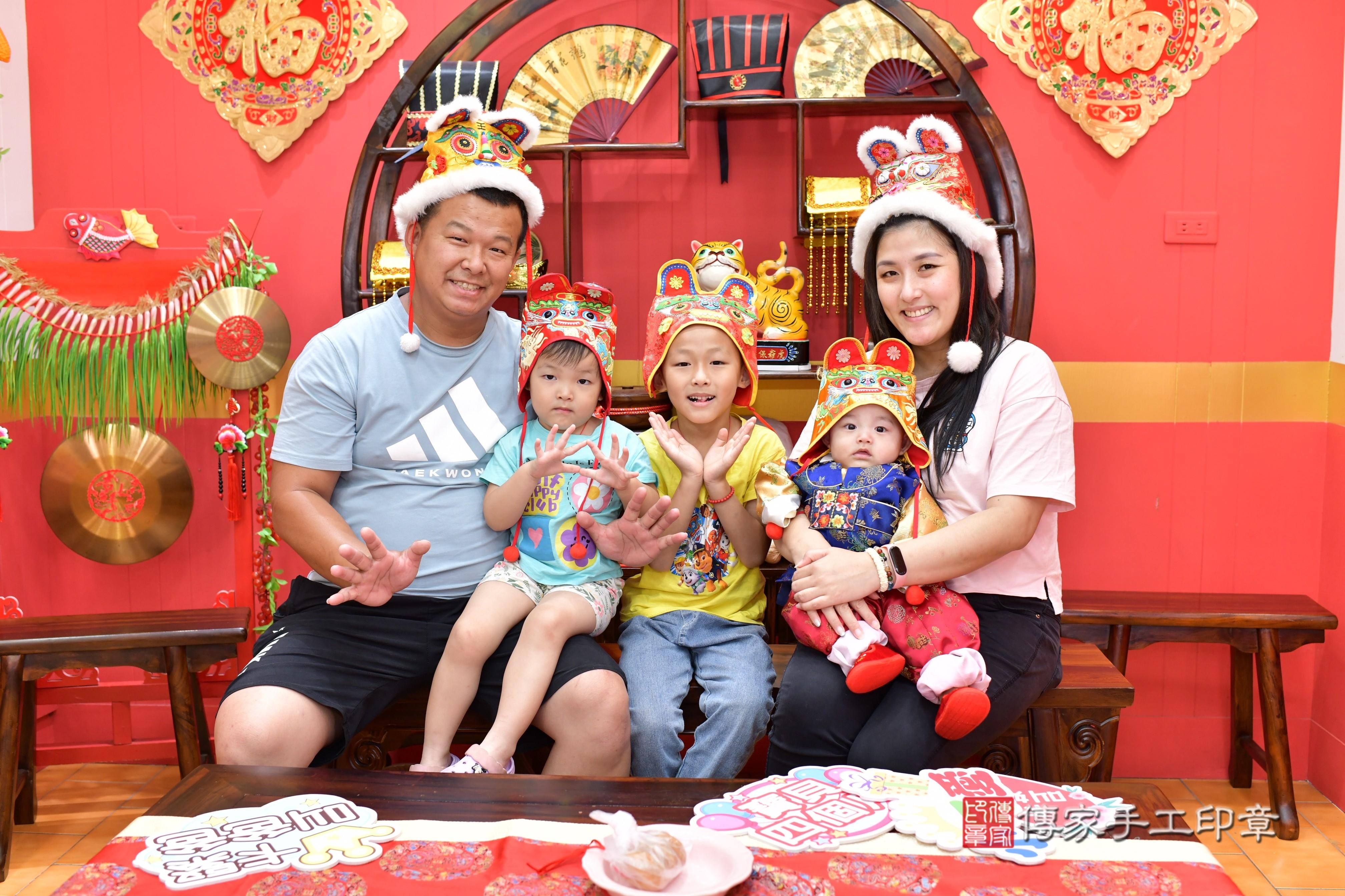 傳家手工印章桃園店、抓周、度脺、美式風會場、傳家嬰兒古禮、吉祥話、抓周道具物品24種、拍照。抓周證書。寶寶抓周、滿周歲、生日快樂、祝福 傳家手工印章桃園店、抓周、度脺、美式風會場、傳家嬰兒古禮、吉祥話、抓周道具物品24種、拍照。抓周證書。寶寶抓周、滿周歲、生日快樂、祝福