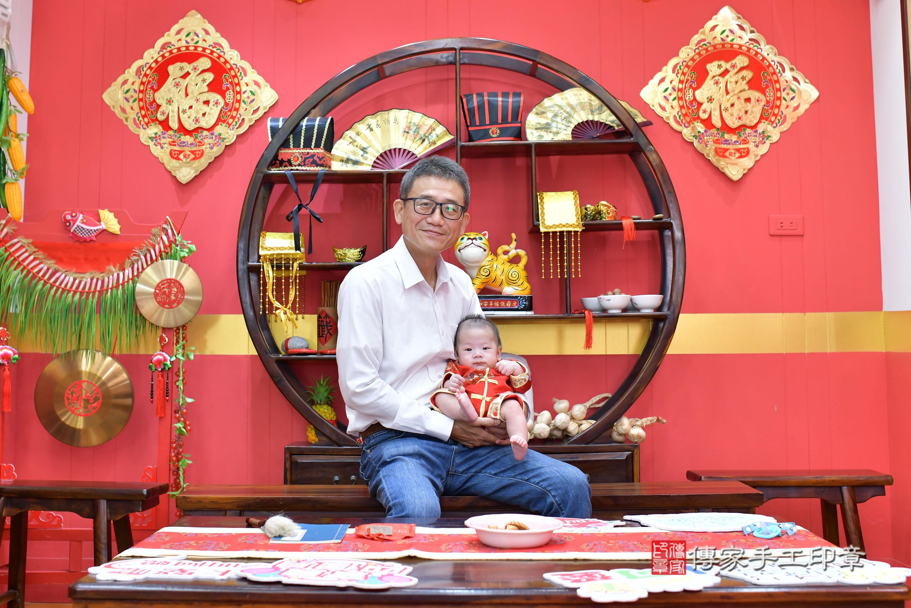 傳家手工印章桃園店、抓周、度脺、美式風會場、傳家嬰兒古禮、吉祥話、抓周道具物品24種、拍照。抓周證書。寶寶抓周、滿周歲、生日快樂、祝福 傳家手工印章桃園店、抓周、度脺、美式風會場、傳家嬰兒古禮、吉祥話、抓周道具物品24種、拍照。抓周證書。寶寶抓周、滿周歲、生日快樂、祝福