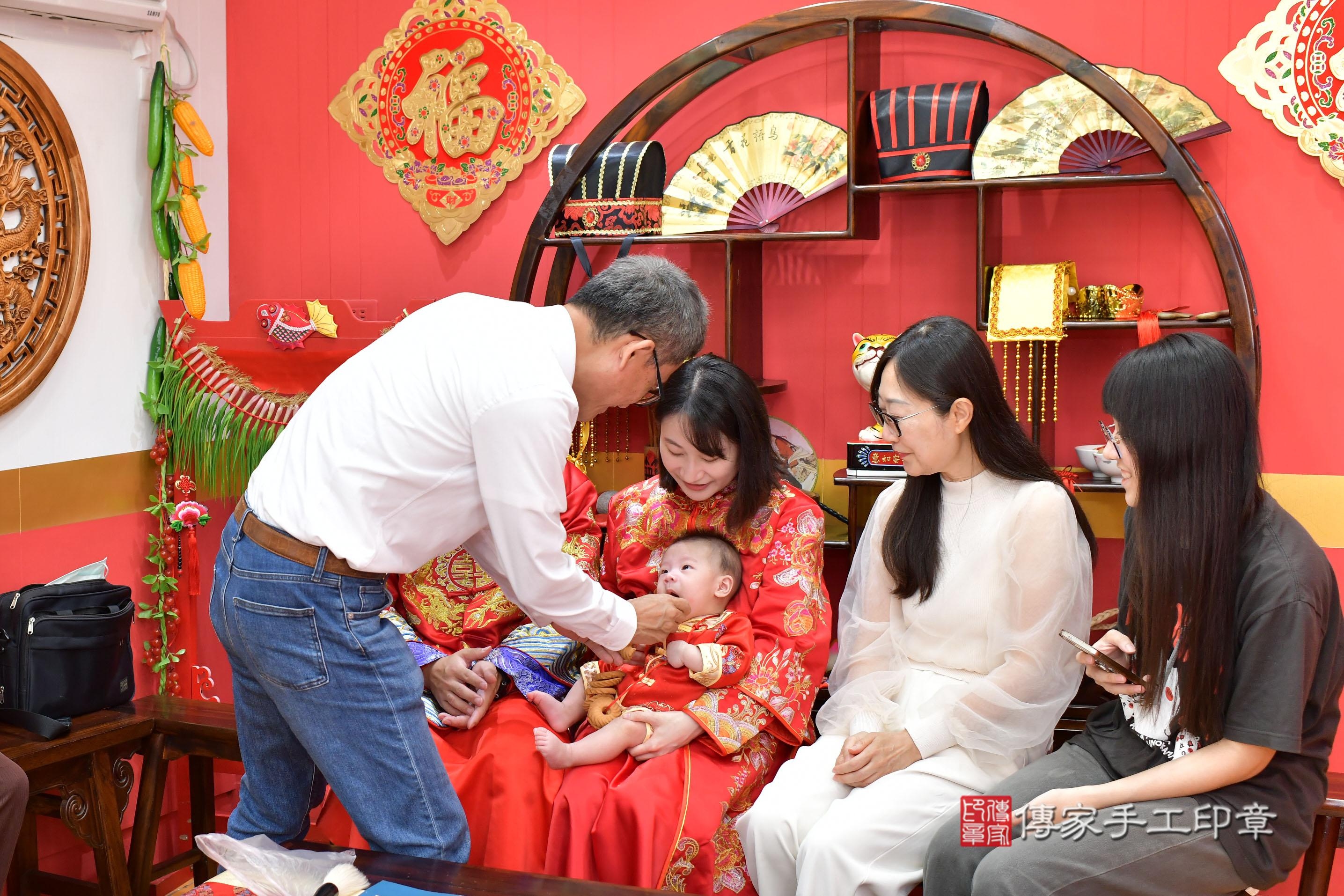 傳家手工印章桃園店、抓周、度脺、美式風會場、傳家嬰兒古禮、吉祥話、抓周道具物品24種、拍照。抓周證書。寶寶抓周、滿周歲、生日快樂、祝福 傳家手工印章桃園店、抓周、度脺、美式風會場、傳家嬰兒古禮、吉祥話、抓周道具物品24種、拍照。抓周證書。寶寶抓周、滿周歲、生日快樂、祝福
