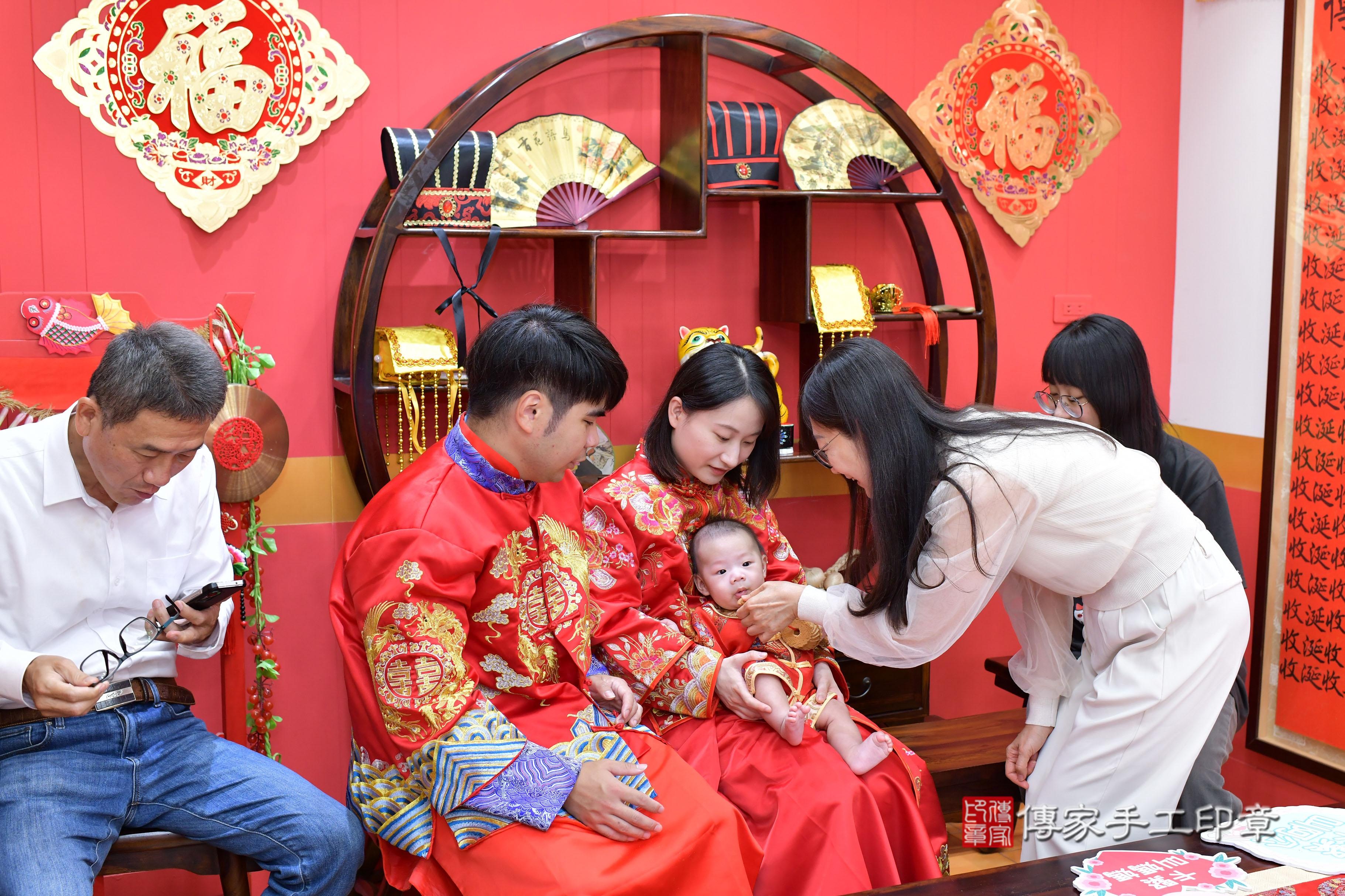 傳家手工印章桃園店、抓周、度脺、美式風會場、傳家嬰兒古禮、吉祥話、抓周道具物品24種、拍照。抓周證書。寶寶抓周、滿周歲、生日快樂、祝福 傳家手工印章桃園店、抓周、度脺、美式風會場、傳家嬰兒古禮、吉祥話、抓周道具物品24種、拍照。抓周證書。寶寶抓周、滿周歲、生日快樂、祝福