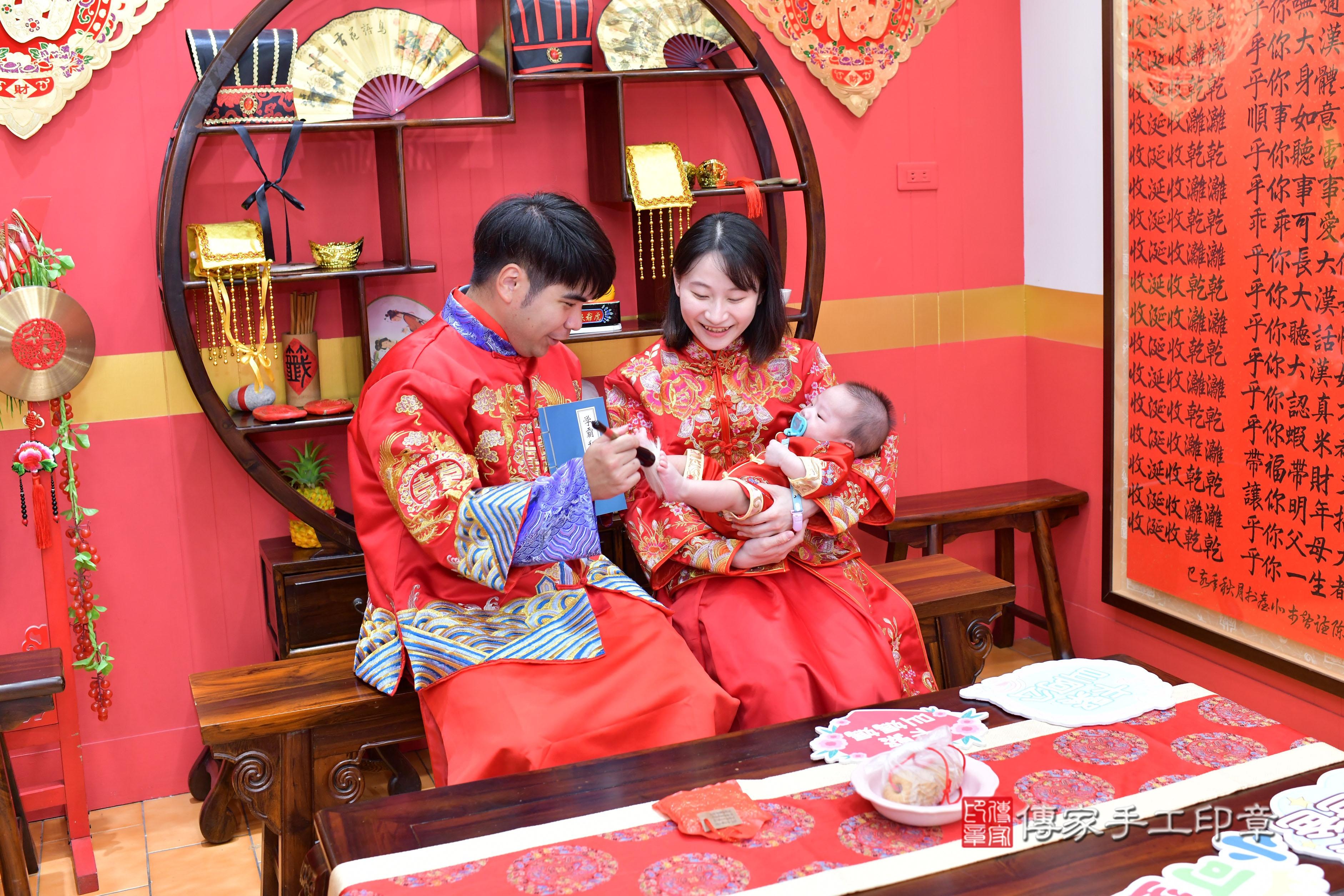 傳家手工印章桃園店、抓周、度脺、美式風會場、傳家嬰兒古禮、吉祥話、抓周道具物品24種、拍照。抓周證書。寶寶抓周、滿周歲、生日快樂、祝福 傳家手工印章桃園店、抓周、度脺、美式風會場、傳家嬰兒古禮、吉祥話、抓周道具物品24種、拍照。抓周證書。寶寶抓周、滿周歲、生日快樂、祝福