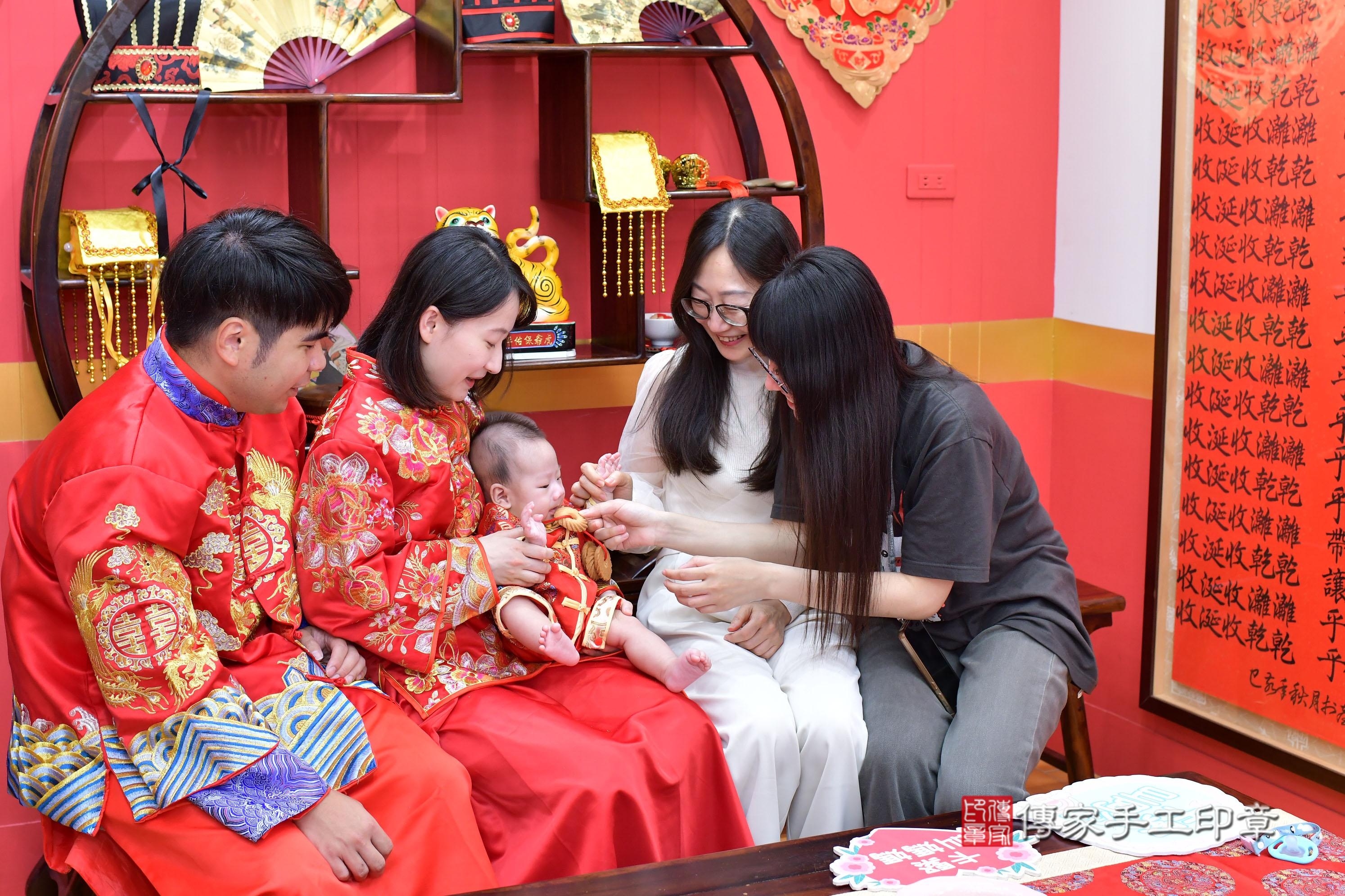 傳家手工印章桃園店、抓周、度脺、美式風會場、傳家嬰兒古禮、吉祥話、抓周道具物品24種、拍照。抓周證書。寶寶抓周、滿周歲、生日快樂、祝福 傳家手工印章桃園店、抓周、度脺、美式風會場、傳家嬰兒古禮、吉祥話、抓周道具物品24種、拍照。抓周證書。寶寶抓周、滿周歲、生日快樂、祝福