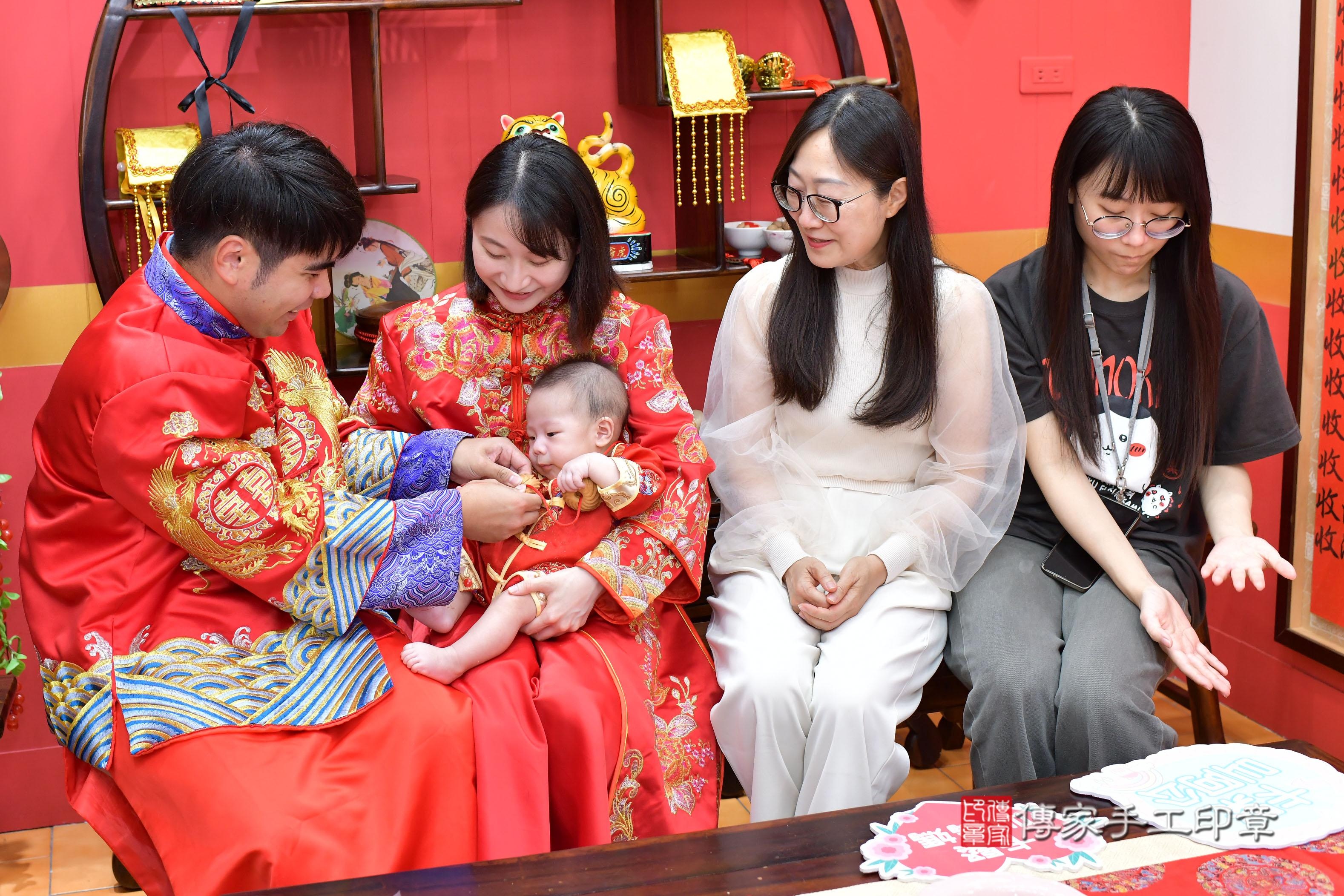 傳家手工印章桃園店、抓周、度脺、美式風會場、傳家嬰兒古禮、吉祥話、抓周道具物品24種、拍照。抓周證書。寶寶抓周、滿周歲、生日快樂、祝福 傳家手工印章桃園店、抓周、度脺、美式風會場、傳家嬰兒古禮、吉祥話、抓周道具物品24種、拍照。抓周證書。寶寶抓周、滿周歲、生日快樂、祝福