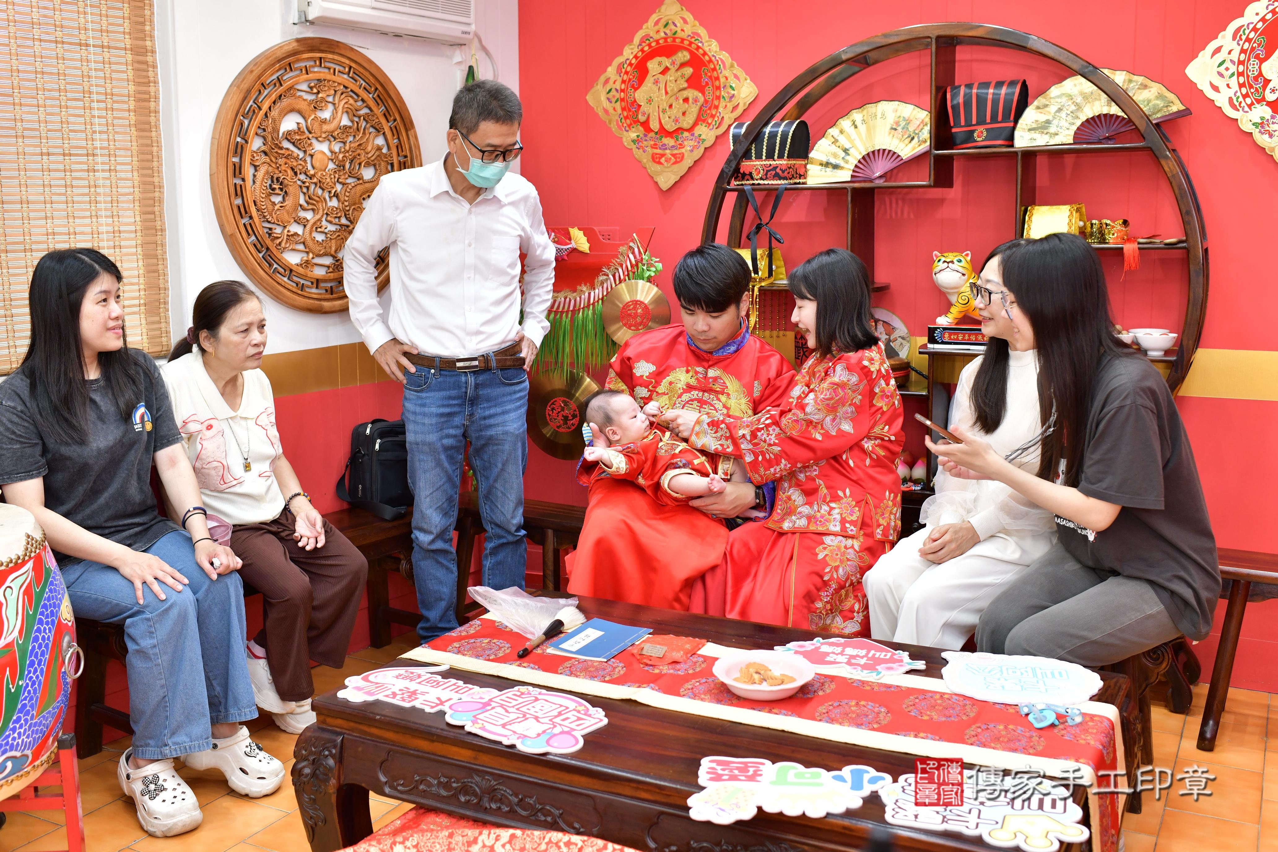 傳家手工印章桃園店、抓周、度脺、美式風會場、傳家嬰兒古禮、吉祥話、抓周道具物品24種、拍照。抓周證書。寶寶抓周、滿周歲、生日快樂、祝福