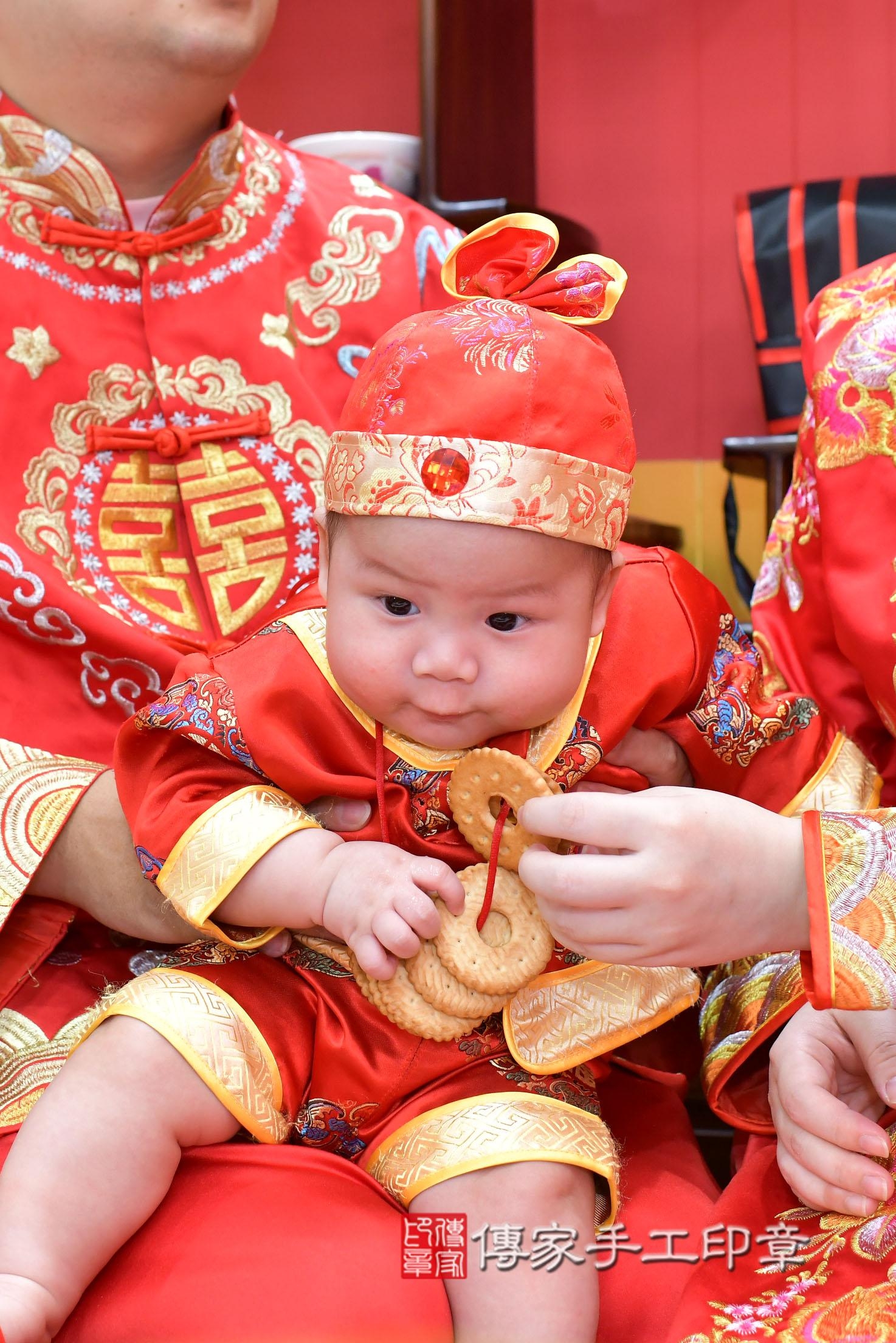 傳家手工印章桃園店、抓周、度脺、美式風會場、傳家嬰兒古禮、吉祥話、抓周道具物品24種、拍照。抓周證書。寶寶抓周、滿周歲、生日快樂、祝福 傳家手工印章桃園店、抓周、度脺、美式風會場、傳家嬰兒古禮、吉祥話、抓周道具物品24種、拍照。抓周證書。寶寶抓周、滿周歲、生日快樂、祝福