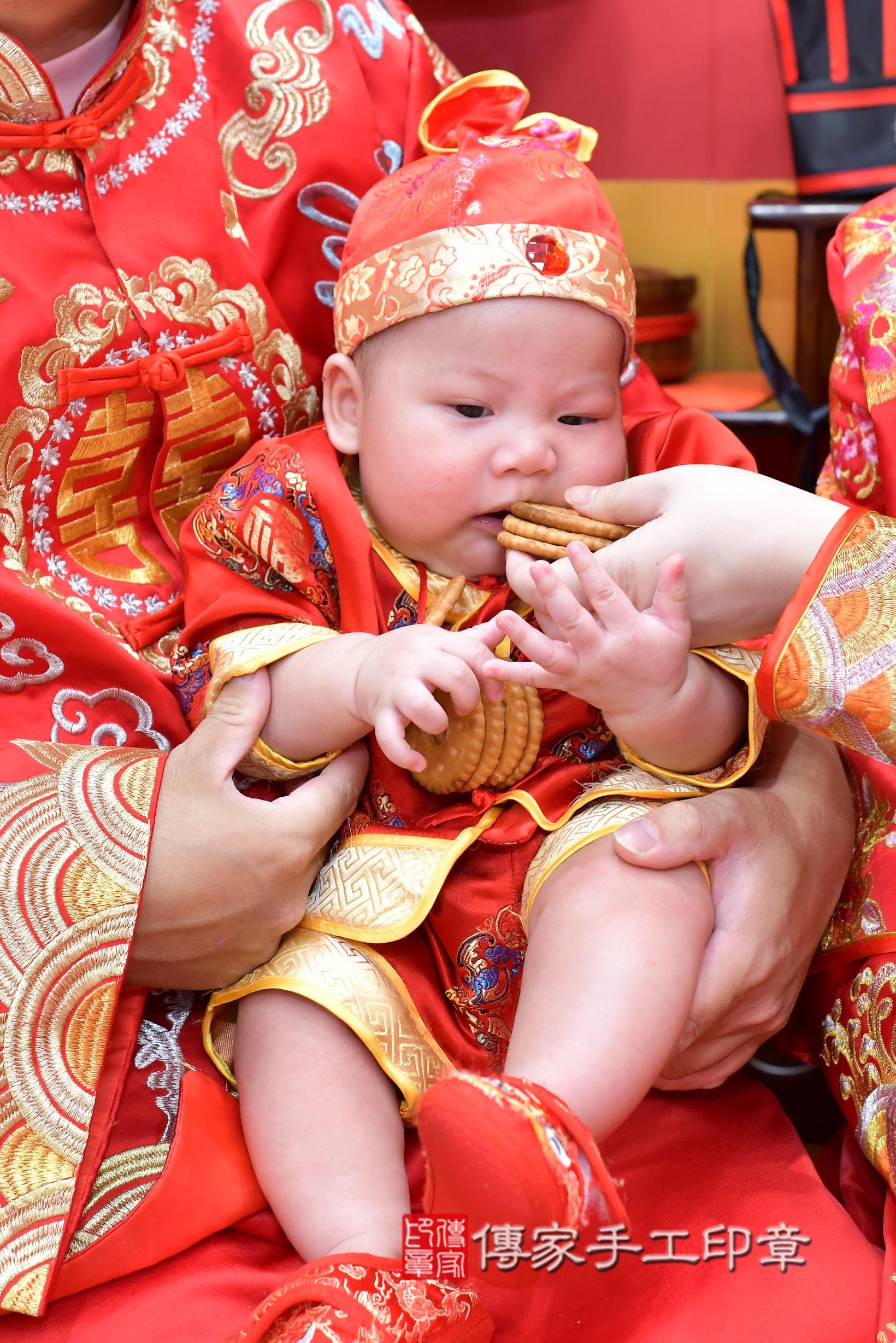 傳家手工印章桃園店、抓周、度脺、美式風會場、傳家嬰兒古禮、吉祥話、抓周道具物品24種、拍照。抓周證書。寶寶抓周、滿周歲、生日快樂、祝福 傳家手工印章桃園店、抓周、度脺、美式風會場、傳家嬰兒古禮、吉祥話、抓周道具物品24種、拍照。抓周證書。寶寶抓周、滿周歲、生日快樂、祝福