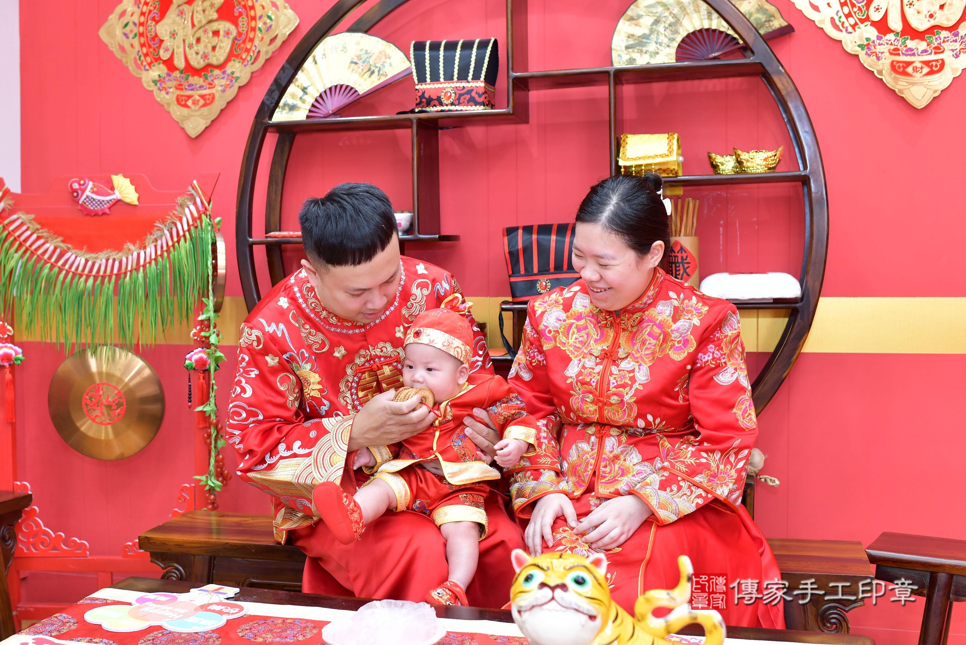 傳家手工印章桃園店、抓周、度脺、美式風會場、傳家嬰兒古禮、吉祥話、抓周道具物品24種、拍照。抓周證書。寶寶抓周、滿周歲、生日快樂、祝福 傳家手工印章桃園店、抓周、度脺、美式風會場、傳家嬰兒古禮、吉祥話、抓周道具物品24種、拍照。抓周證書。寶寶抓周、滿周歲、生日快樂、祝福