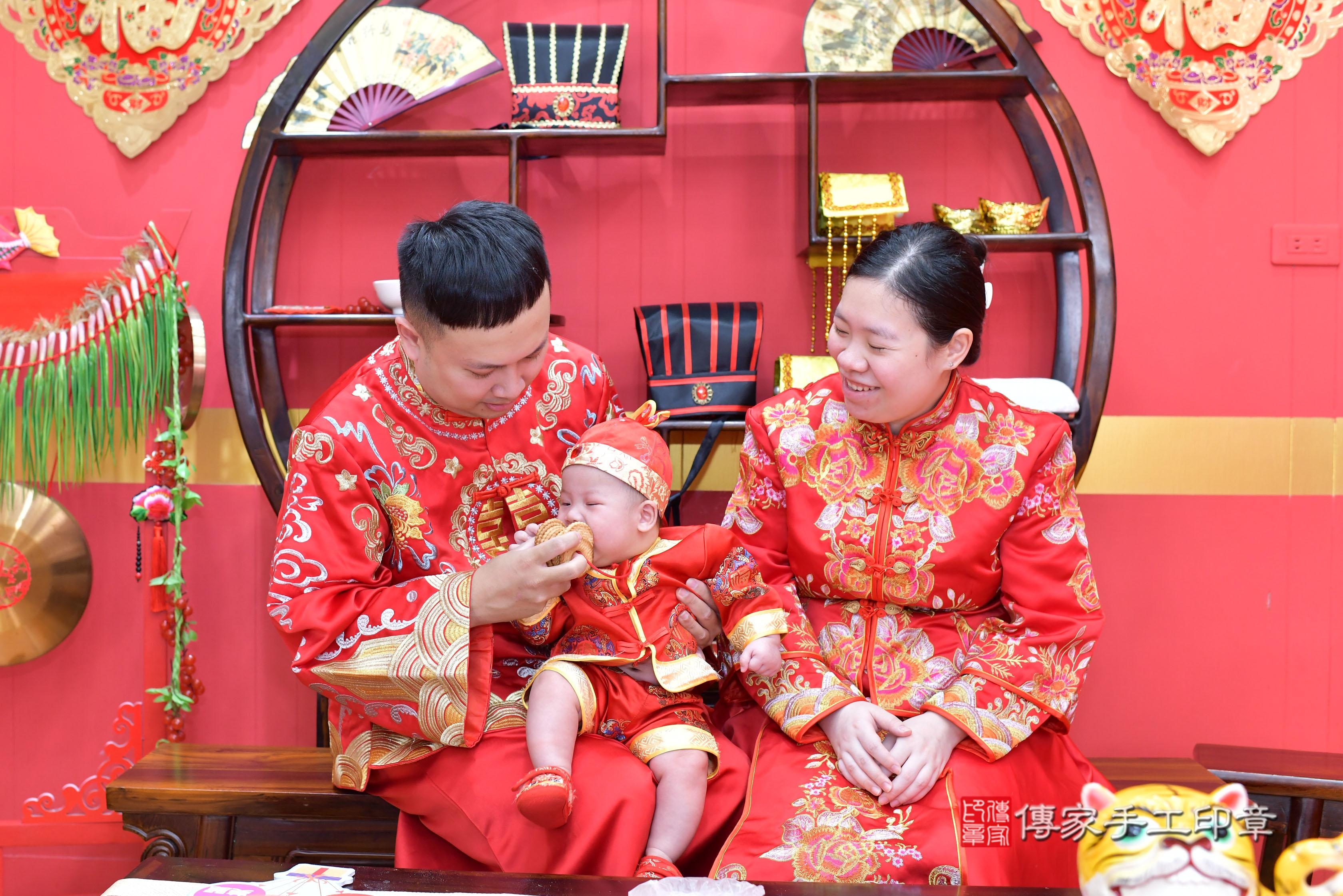 傳家手工印章桃園店、抓周、度脺、美式風會場、傳家嬰兒古禮、吉祥話、抓周道具物品24種、拍照。抓周證書。寶寶抓周、滿周歲、生日快樂、祝福 傳家手工印章桃園店、抓周、度脺、美式風會場、傳家嬰兒古禮、吉祥話、抓周道具物品24種、拍照。抓周證書。寶寶抓周、滿周歲、生日快樂、祝福