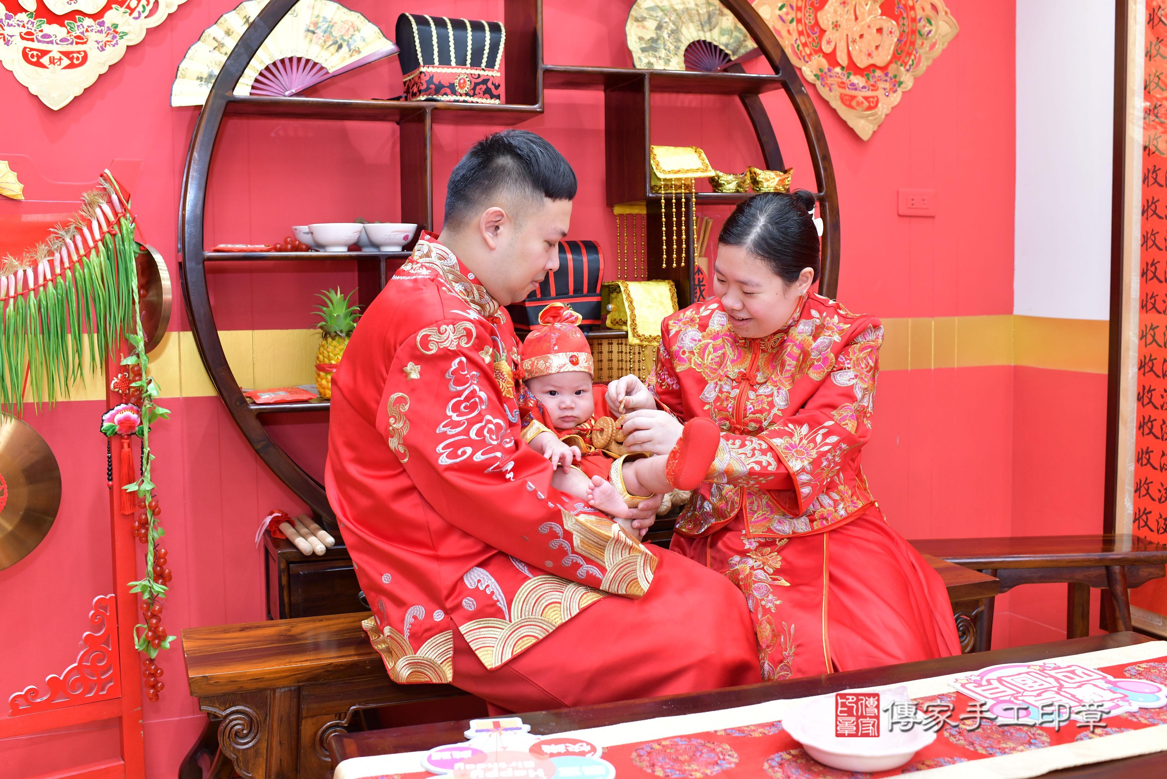 傳家手工印章桃園店、抓周、度脺、美式風會場、傳家嬰兒古禮、吉祥話、抓周道具物品24種、拍照。抓周證書。寶寶抓周、滿周歲、生日快樂、祝福 傳家手工印章桃園店、抓周、度脺、美式風會場、傳家嬰兒古禮、吉祥話、抓周道具物品24種、拍照。抓周證書。寶寶抓周、滿周歲、生日快樂、祝福