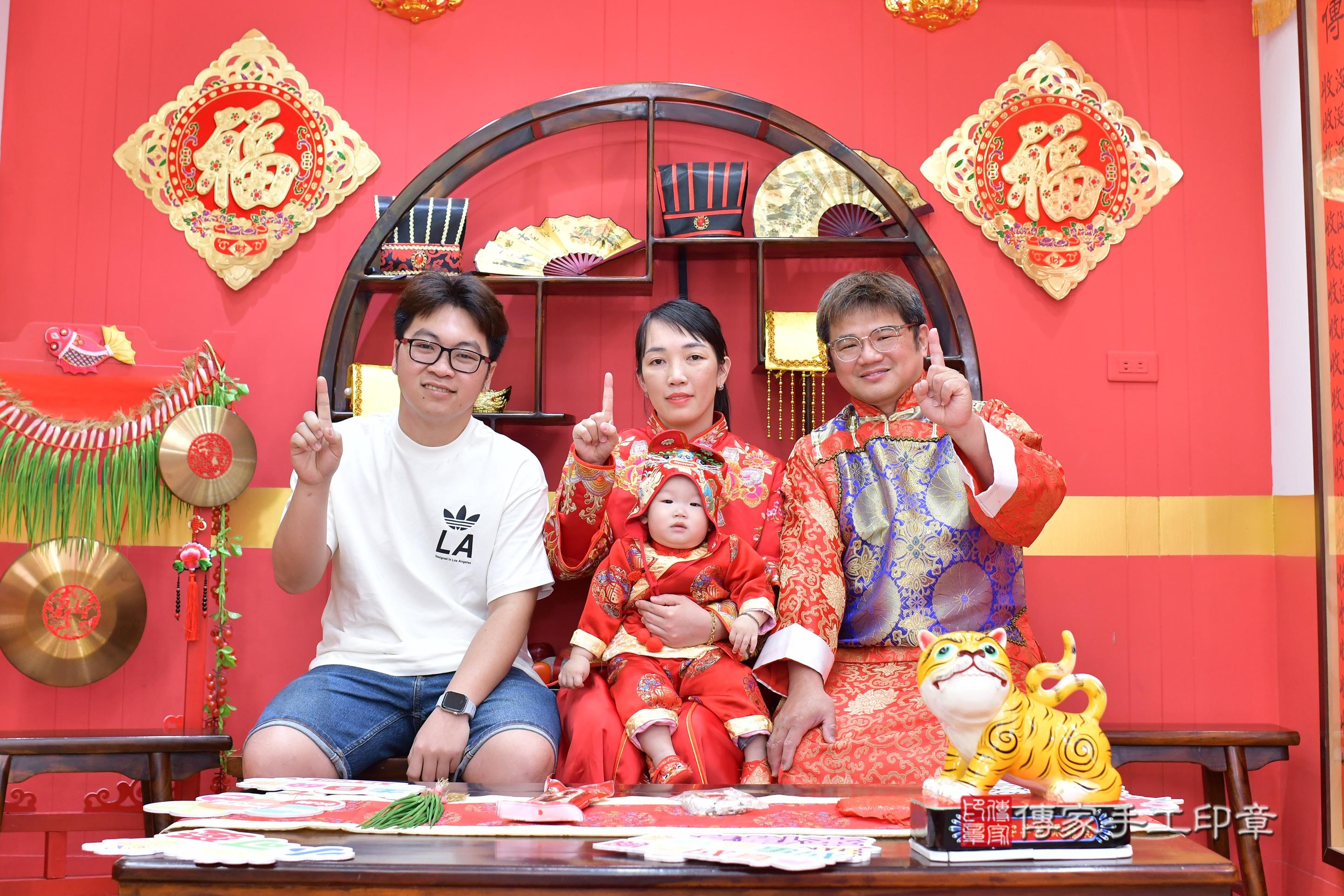 傳家手工印章桃園店、抓周、度脺、美式風會場、傳家嬰兒古禮、吉祥話、抓周道具物品24種、拍照。抓周證書。寶寶抓周、滿周歲、生日快樂、祝福 傳家手工印章桃園店、抓周、度脺、美式風會場、傳家嬰兒古禮、吉祥話、抓周道具物品24種、拍照。抓周證書。寶寶抓周、滿周歲、生日快樂、祝福