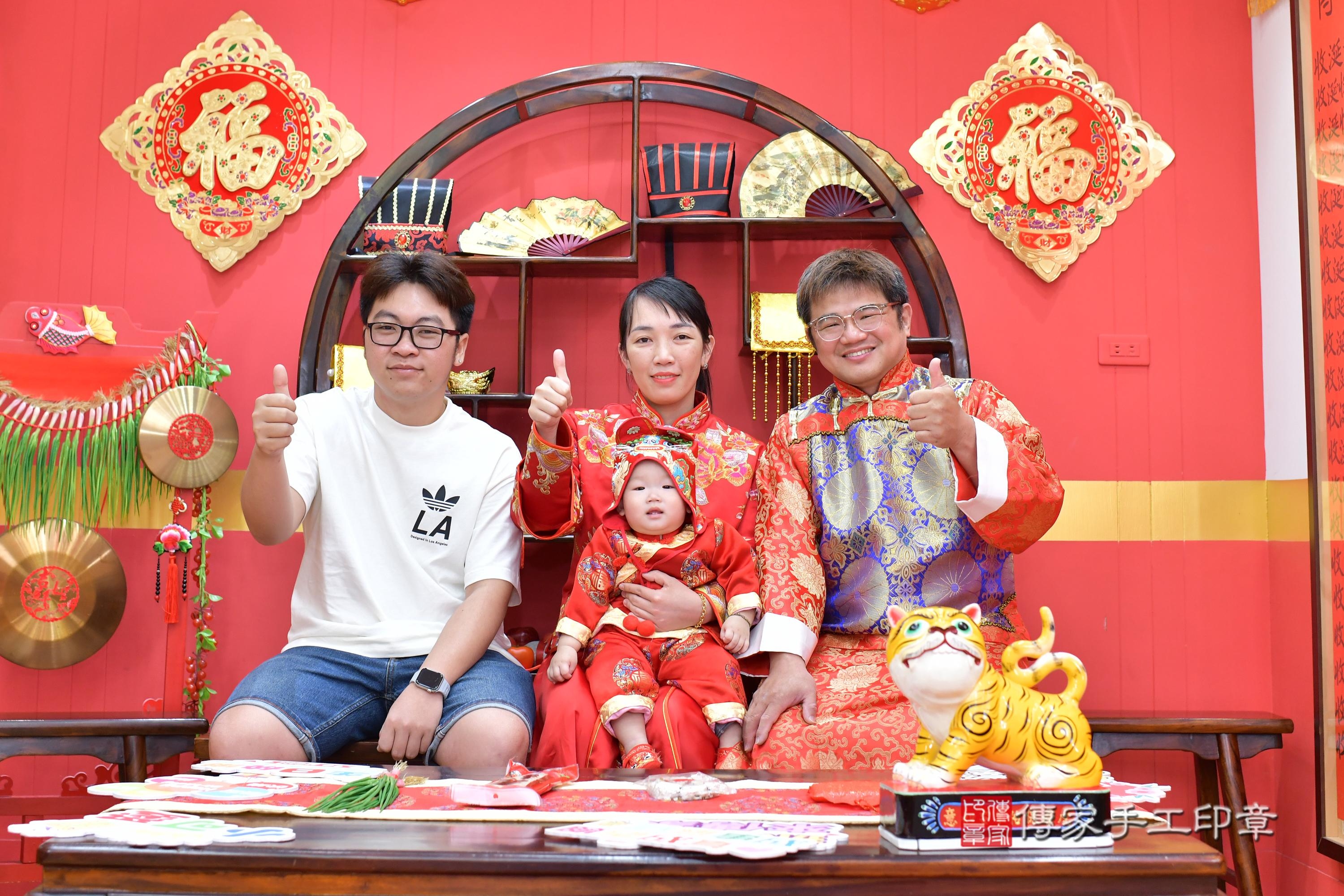 傳家手工印章桃園店、抓周、度脺、美式風會場、傳家嬰兒古禮、吉祥話、抓周道具物品24種、拍照。抓周證書。寶寶抓周、滿周歲、生日快樂、祝福