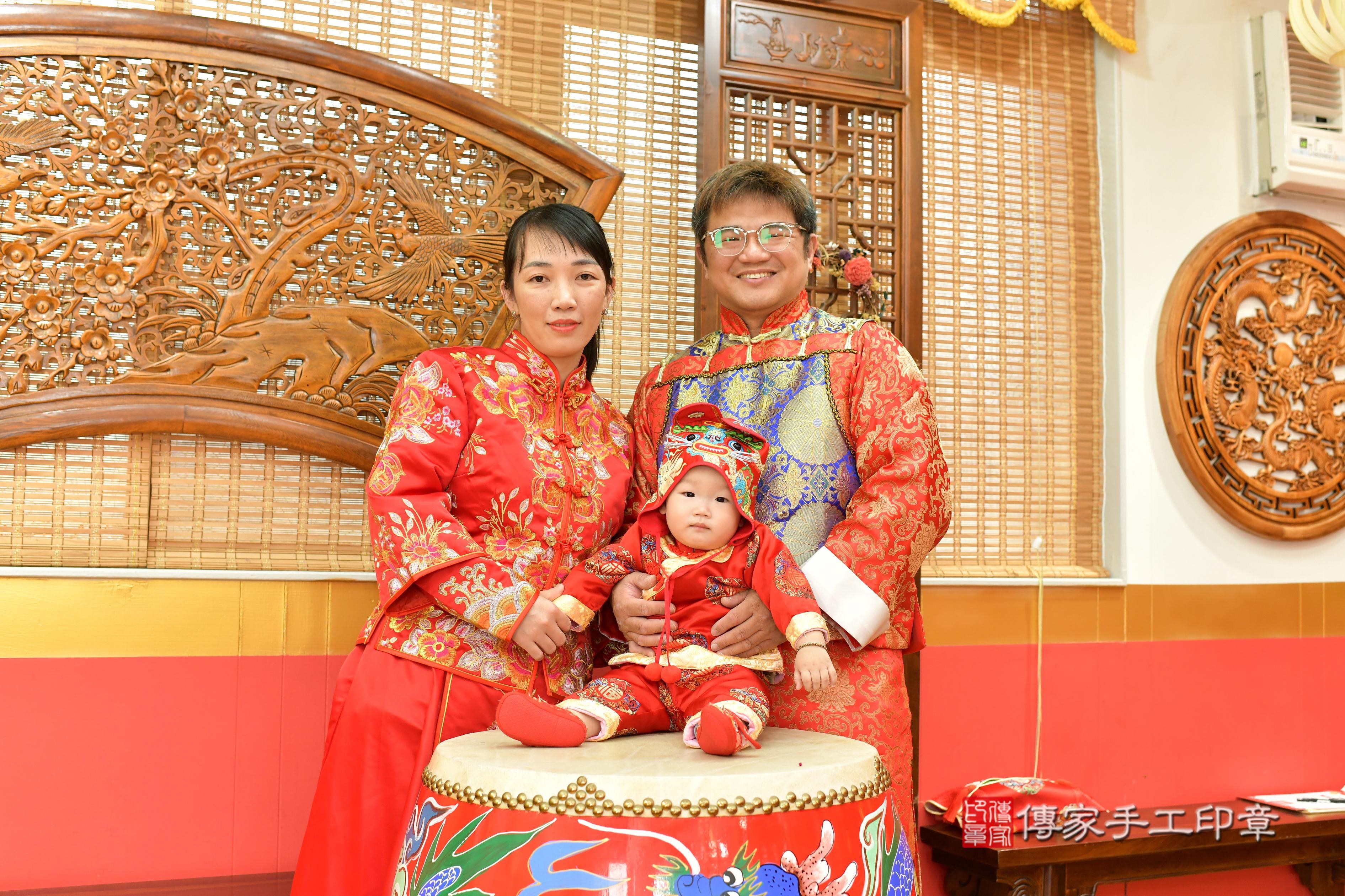 傳家手工印章桃園店、抓周、度脺、美式風會場、傳家嬰兒古禮、吉祥話、抓周道具物品24種、拍照。抓周證書。寶寶抓周、滿周歲、生日快樂、祝福 傳家手工印章桃園店、抓周、度脺、美式風會場、傳家嬰兒古禮、吉祥話、抓周道具物品24種、拍照。抓周證書。寶寶抓周、滿周歲、生日快樂、祝福