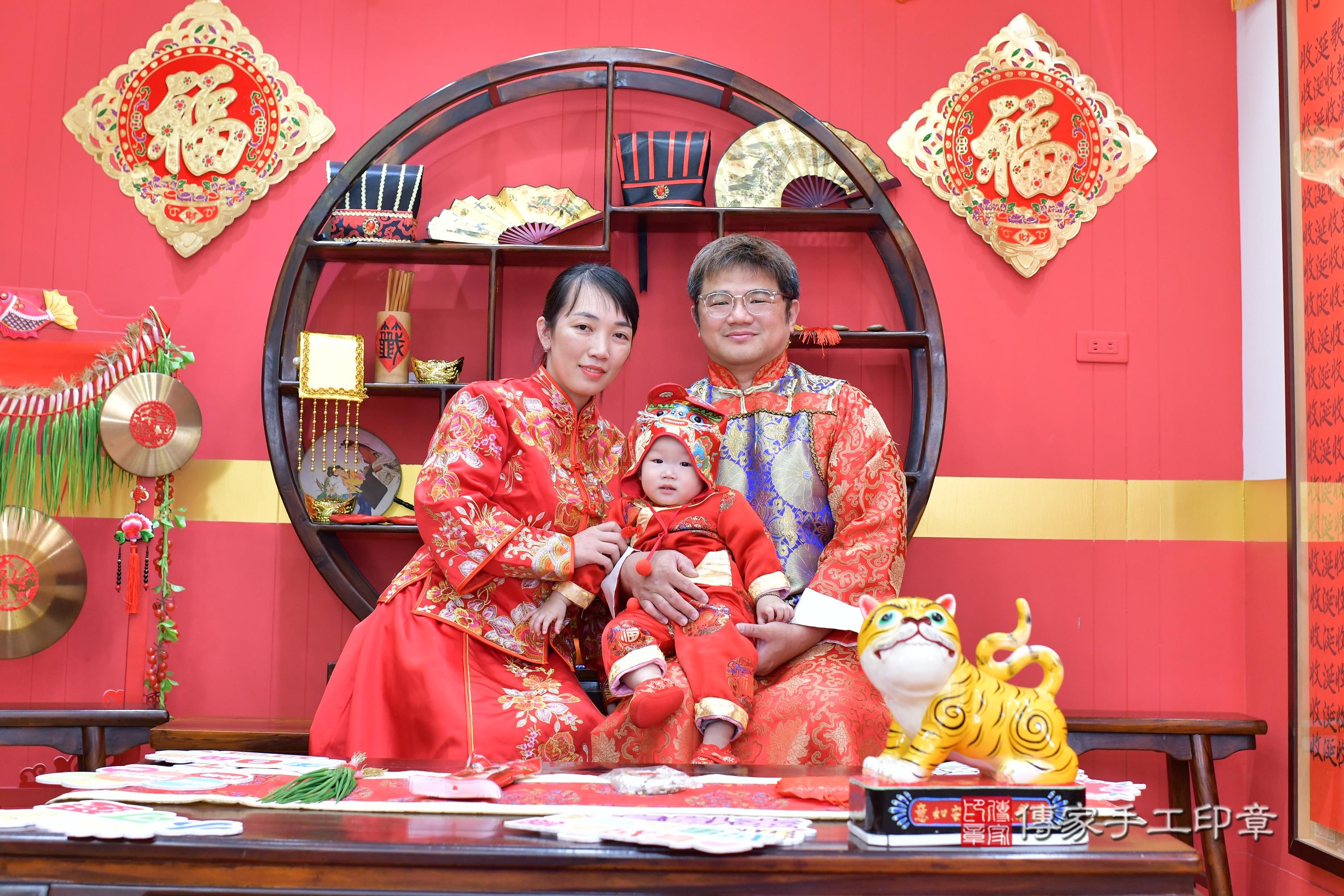 傳家手工印章桃園店、抓周、度脺、美式風會場、傳家嬰兒古禮、吉祥話、抓周道具物品24種、拍照。抓周證書。寶寶抓周、滿周歲、生日快樂、祝福 傳家手工印章桃園店、抓周、度脺、美式風會場、傳家嬰兒古禮、吉祥話、抓周道具物品24種、拍照。抓周證書。寶寶抓周、滿周歲、生日快樂、祝福