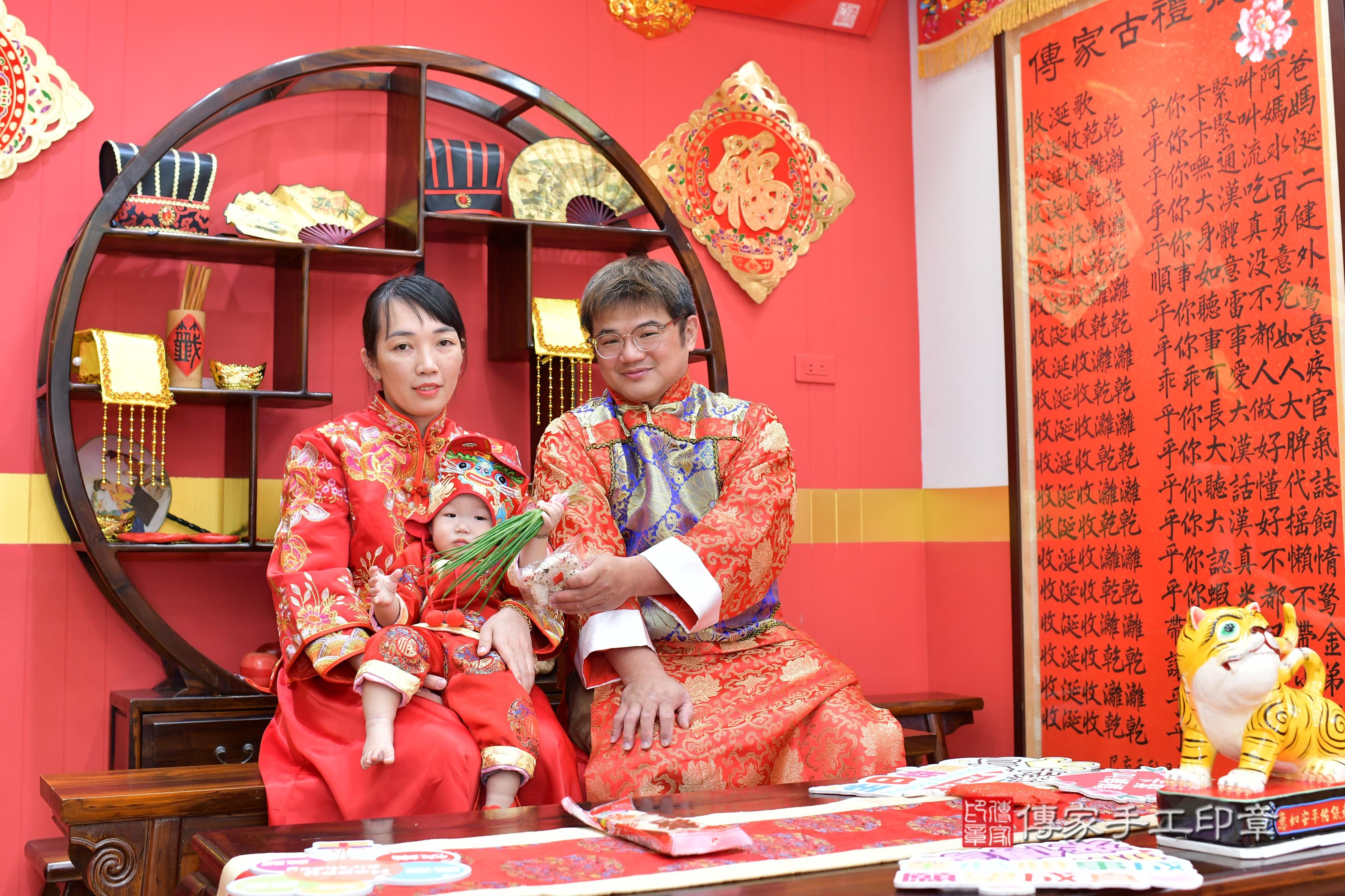 傳家手工印章桃園店、抓周、度脺、美式風會場、傳家嬰兒古禮、吉祥話、抓周道具物品24種、拍照。抓周證書。寶寶抓周、滿周歲、生日快樂、祝福 傳家手工印章桃園店、抓周、度脺、美式風會場、傳家嬰兒古禮、吉祥話、抓周道具物品24種、拍照。抓周證書。寶寶抓周、滿周歲、生日快樂、祝福