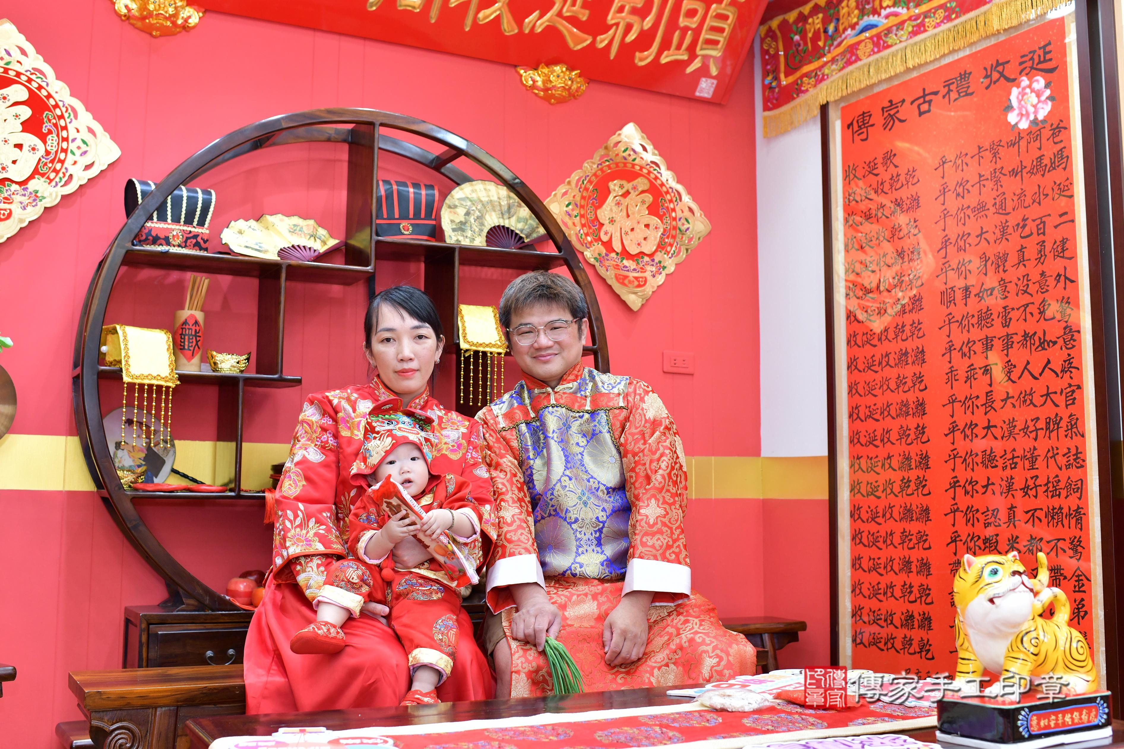 傳家手工印章桃園店、抓周、度脺、美式風會場、傳家嬰兒古禮、吉祥話、抓周道具物品24種、拍照。抓周證書。寶寶抓周、滿周歲、生日快樂、祝福 傳家手工印章桃園店、抓周、度脺、美式風會場、傳家嬰兒古禮、吉祥話、抓周道具物品24種、拍照。抓周證書。寶寶抓周、滿周歲、生日快樂、祝福