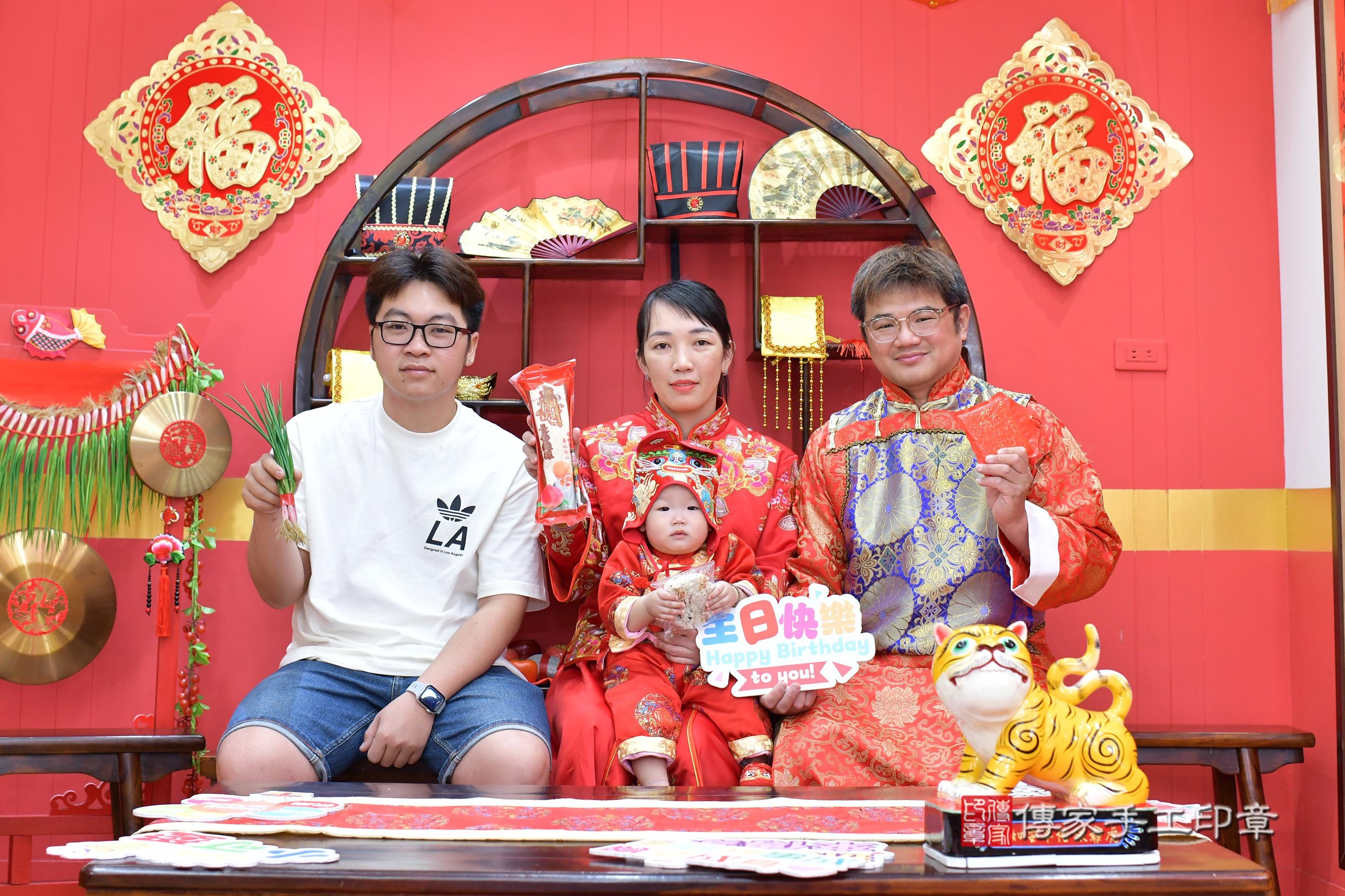 傳家手工印章桃園店、抓周、度脺、美式風會場、傳家嬰兒古禮、吉祥話、抓周道具物品24種、拍照。抓周證書。寶寶抓周、滿周歲、生日快樂、祝福 傳家手工印章桃園店、抓周、度脺、美式風會場、傳家嬰兒古禮、吉祥話、抓周道具物品24種、拍照。抓周證書。寶寶抓周、滿周歲、生日快樂、祝福