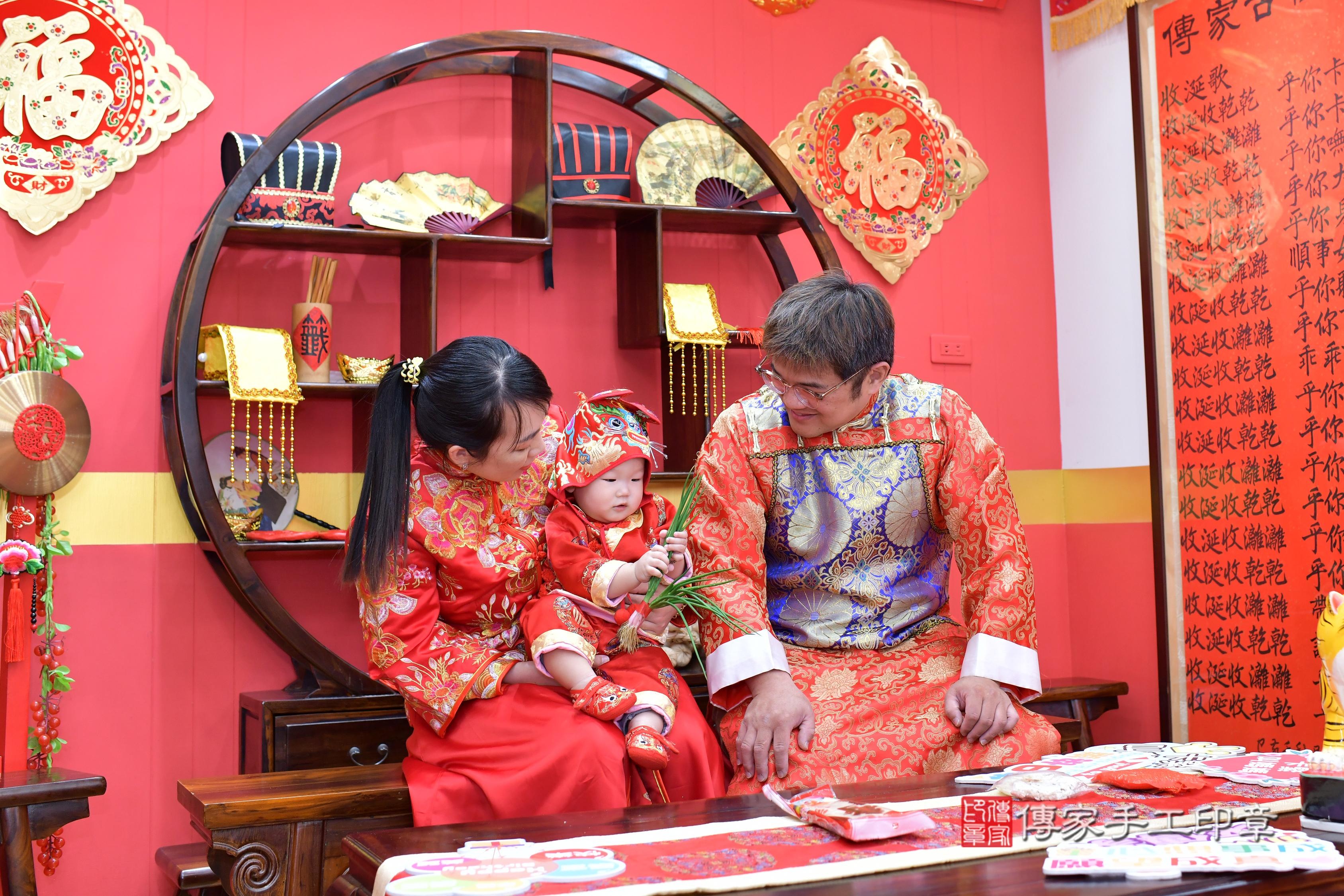 傳家手工印章桃園店、抓周、度脺、美式風會場、傳家嬰兒古禮、吉祥話、抓周道具物品24種、拍照。抓周證書。寶寶抓周、滿周歲、生日快樂、祝福 傳家手工印章桃園店、抓周、度脺、美式風會場、傳家嬰兒古禮、吉祥話、抓周道具物品24種、拍照。抓周證書。寶寶抓周、滿周歲、生日快樂、祝福