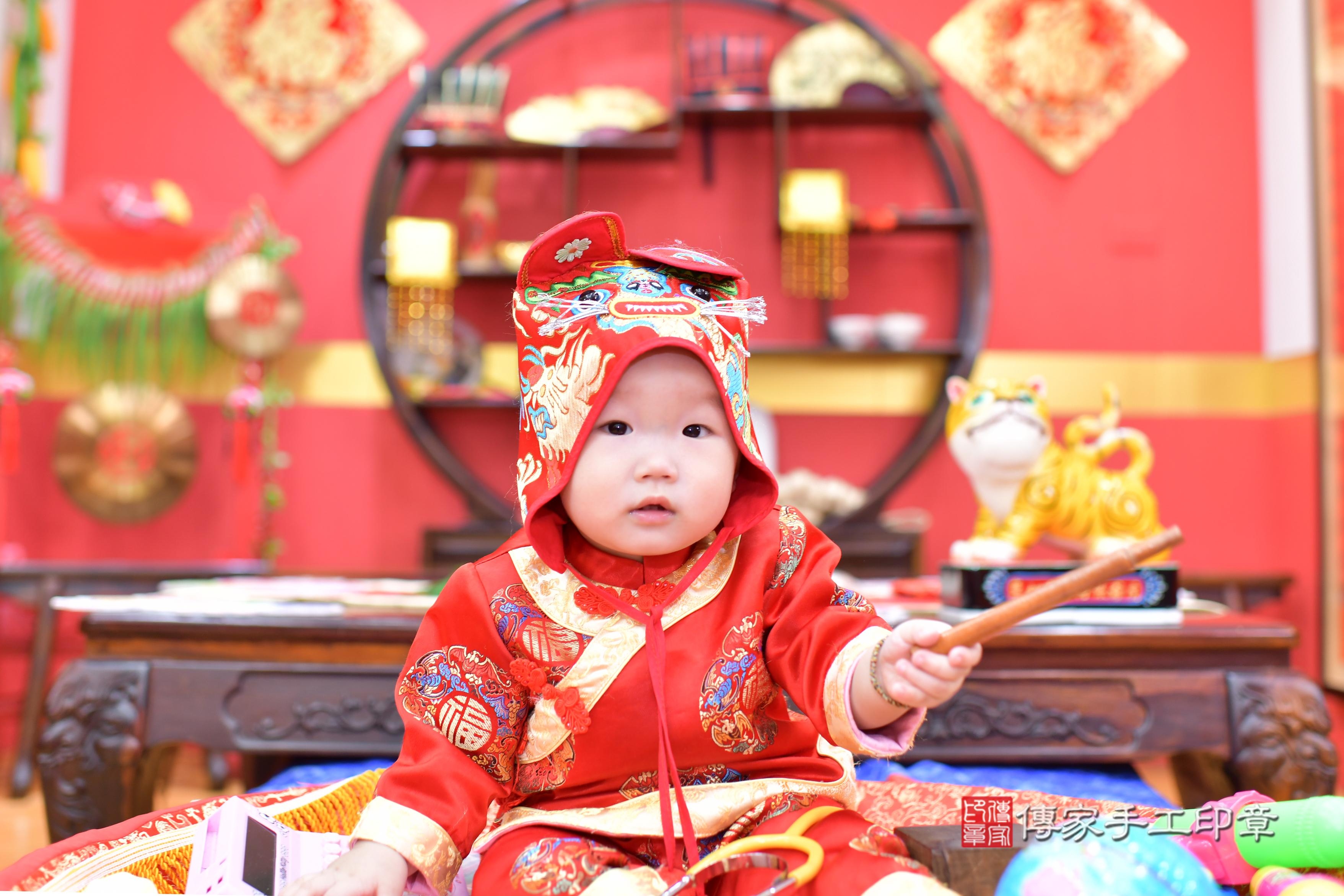 傳家手工印章桃園店、抓周、度脺、美式風會場、傳家嬰兒古禮、吉祥話、抓周道具物品24種、拍照。抓周證書。寶寶抓周、滿周歲、生日快樂、祝福 傳家手工印章桃園店、抓周、度脺、美式風會場、傳家嬰兒古禮、吉祥話、抓周道具物品24種、拍照。抓周證書。寶寶抓周、滿周歲、生日快樂、祝福