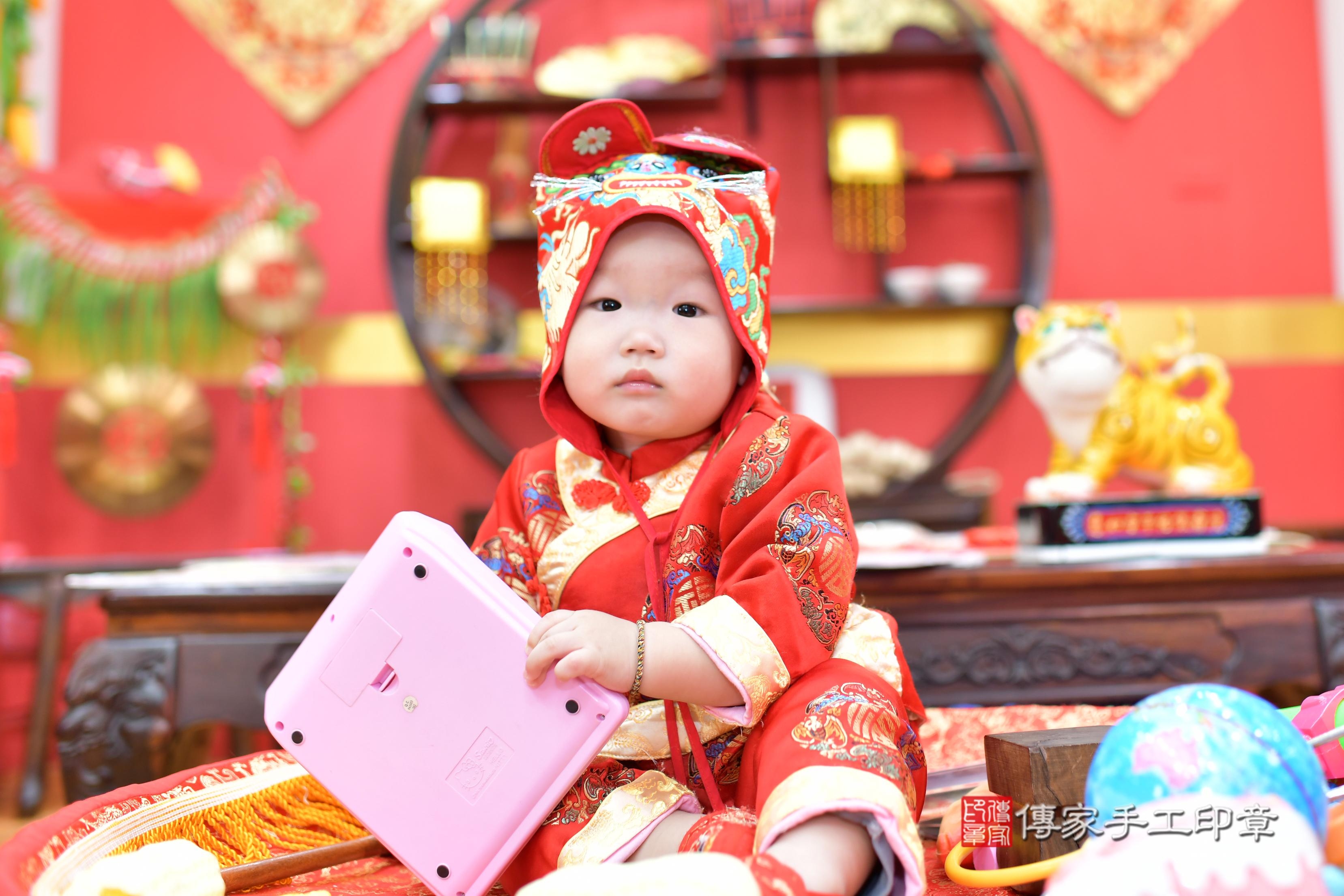 傳家手工印章桃園店、抓周、度脺、美式風會場、傳家嬰兒古禮、吉祥話、抓周道具物品24種、拍照。抓周證書。寶寶抓周、滿周歲、生日快樂、祝福 傳家手工印章桃園店、抓周、度脺、美式風會場、傳家嬰兒古禮、吉祥話、抓周道具物品24種、拍照。抓周證書。寶寶抓周、滿周歲、生日快樂、祝福
