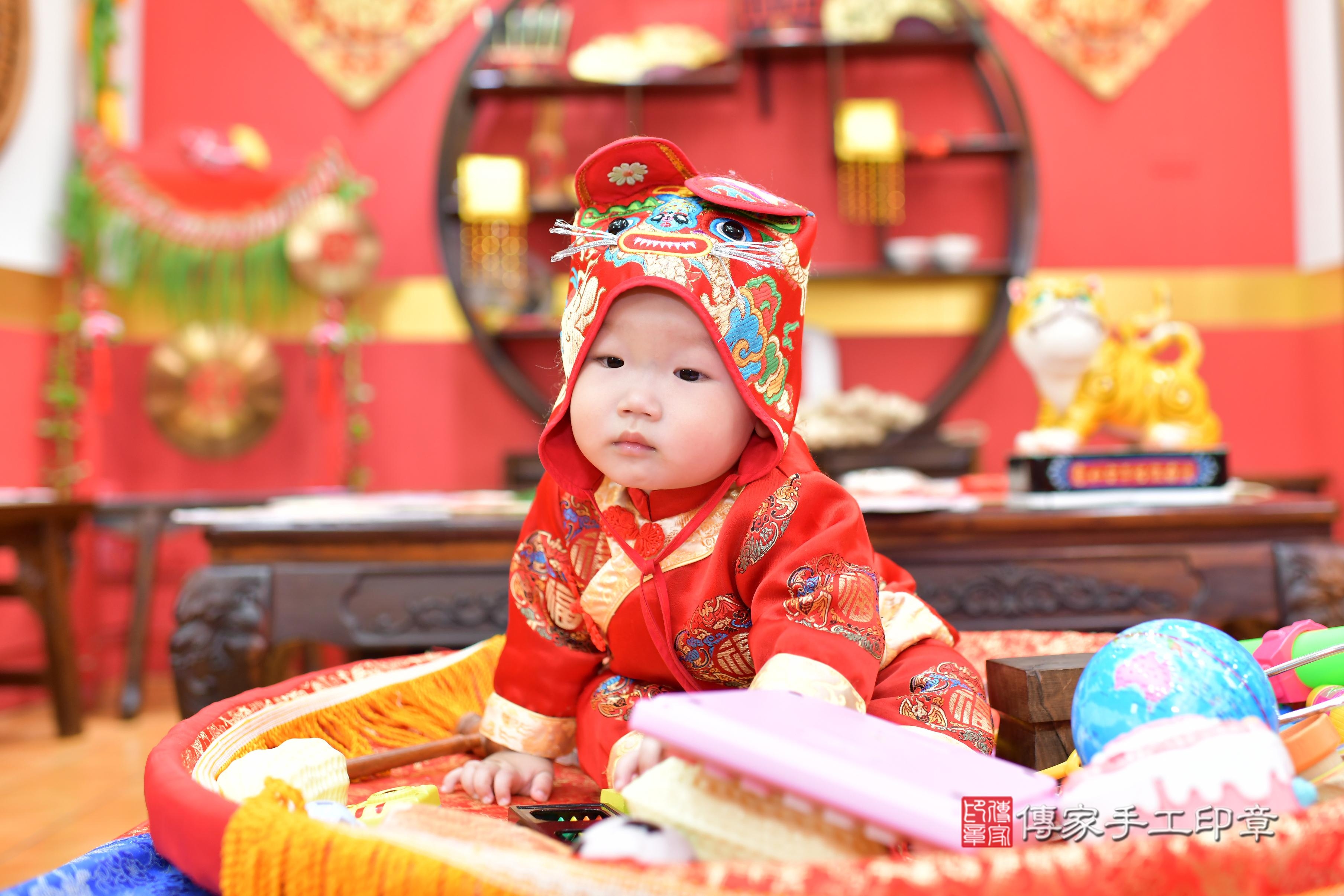 傳家手工印章桃園店、抓周、度脺、美式風會場、傳家嬰兒古禮、吉祥話、抓周道具物品24種、拍照。抓周證書。寶寶抓周、滿周歲、生日快樂、祝福 傳家手工印章桃園店、抓周、度脺、美式風會場、傳家嬰兒古禮、吉祥話、抓周道具物品24種、拍照。抓周證書。寶寶抓周、滿周歲、生日快樂、祝福