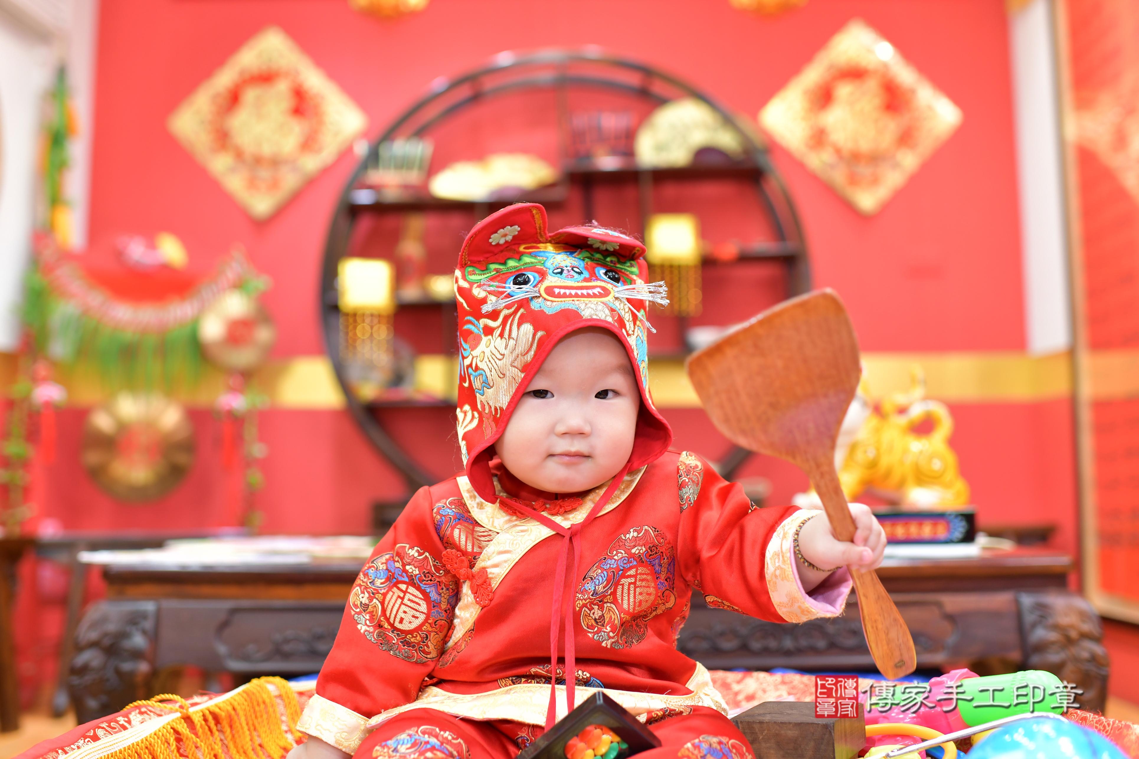 傳家手工印章桃園店、抓周、度脺、美式風會場、傳家嬰兒古禮、吉祥話、抓周道具物品24種、拍照。抓周證書。寶寶抓周、滿周歲、生日快樂、祝福 傳家手工印章桃園店、抓周、度脺、美式風會場、傳家嬰兒古禮、吉祥話、抓周道具物品24種、拍照。抓周證書。寶寶抓周、滿周歲、生日快樂、祝福