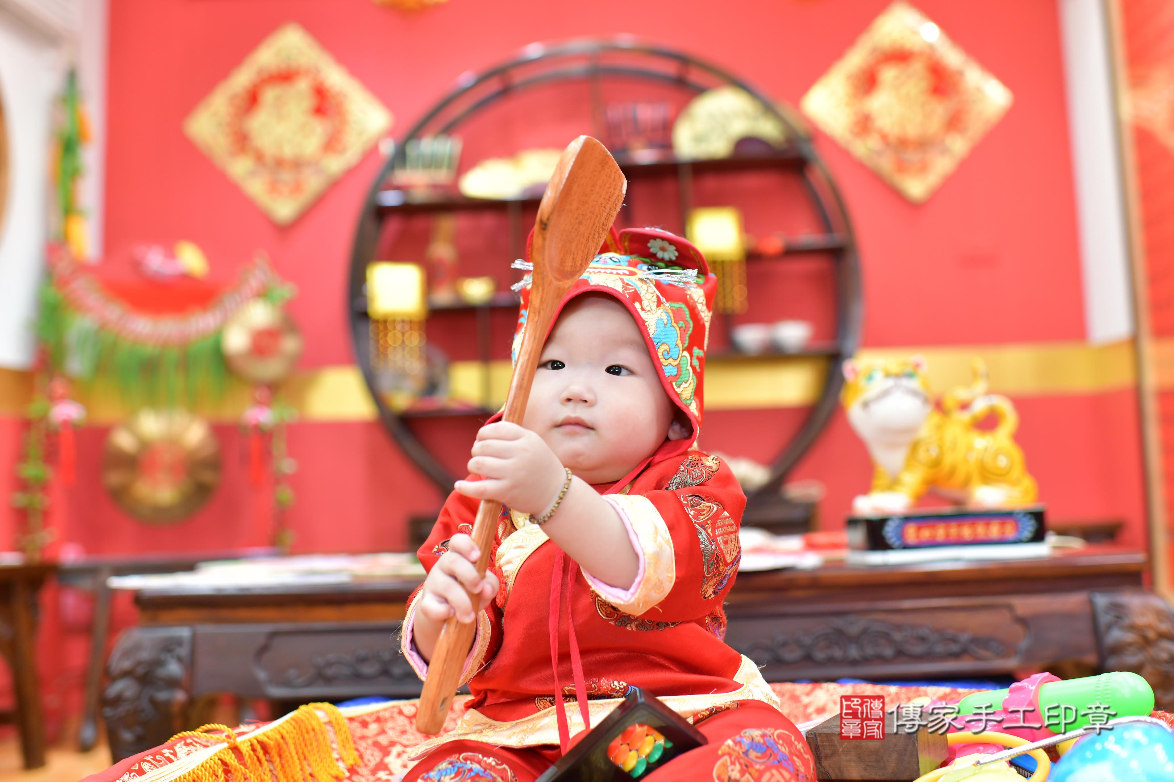 傳家手工印章桃園店、抓周、度脺、美式風會場、傳家嬰兒古禮、吉祥話、抓周道具物品24種、拍照。抓周證書。寶寶抓周、滿周歲、生日快樂、祝福 傳家手工印章桃園店、抓周、度脺、美式風會場、傳家嬰兒古禮、吉祥話、抓周道具物品24種、拍照。抓周證書。寶寶抓周、滿周歲、生日快樂、祝福