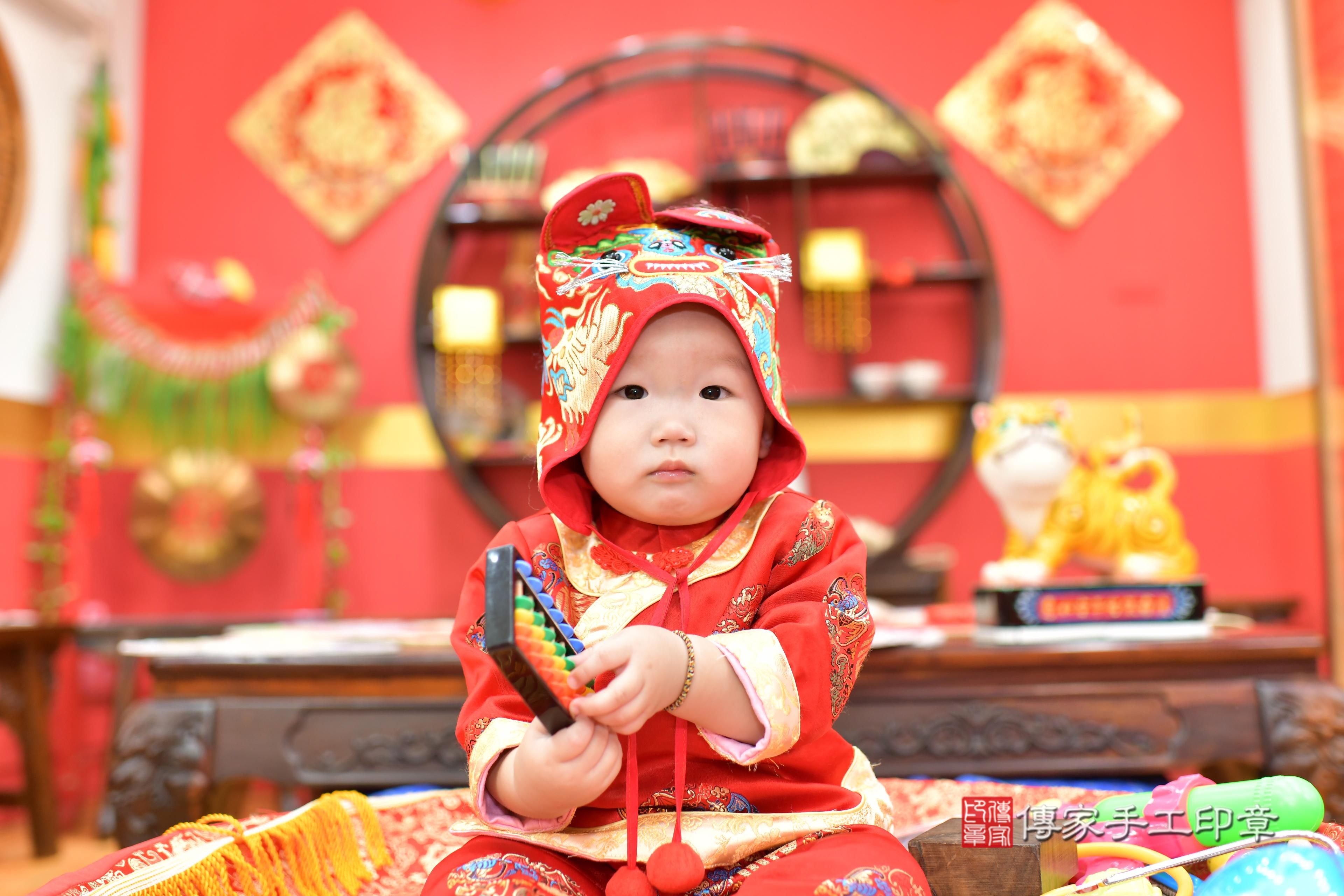傳家手工印章桃園店、抓周、度脺、美式風會場、傳家嬰兒古禮、吉祥話、抓周道具物品24種、拍照。抓周證書。寶寶抓周、滿周歲、生日快樂、祝福 傳家手工印章桃園店、抓周、度脺、美式風會場、傳家嬰兒古禮、吉祥話、抓周道具物品24種、拍照。抓周證書。寶寶抓周、滿周歲、生日快樂、祝福