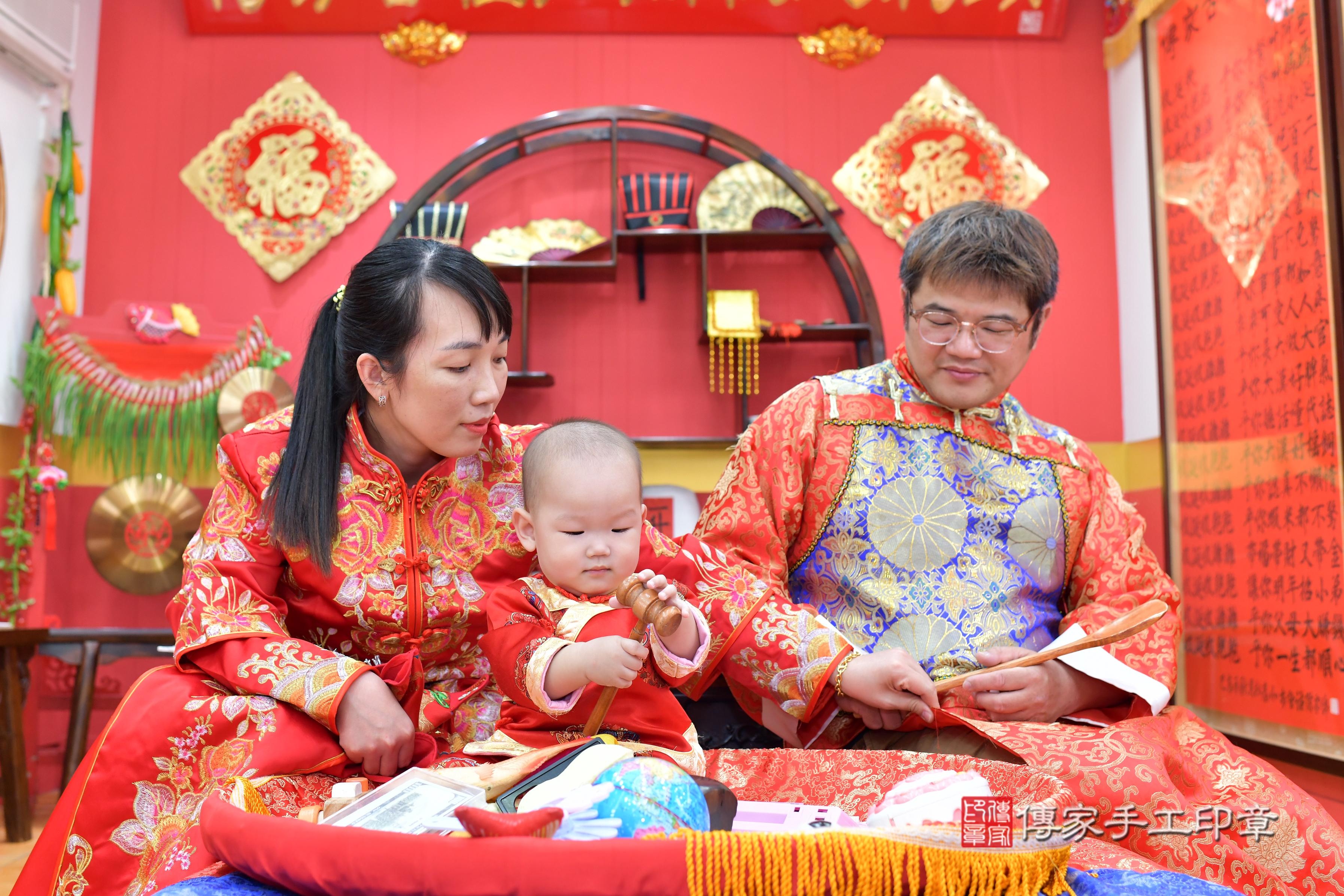 傳家手工印章桃園店、抓周、度脺、美式風會場、傳家嬰兒古禮、吉祥話、抓周道具物品24種、拍照。抓周證書。寶寶抓周、滿周歲、生日快樂、祝福 傳家手工印章桃園店、抓周、度脺、美式風會場、傳家嬰兒古禮、吉祥話、抓周道具物品24種、拍照。抓周證書。寶寶抓周、滿周歲、生日快樂、祝福