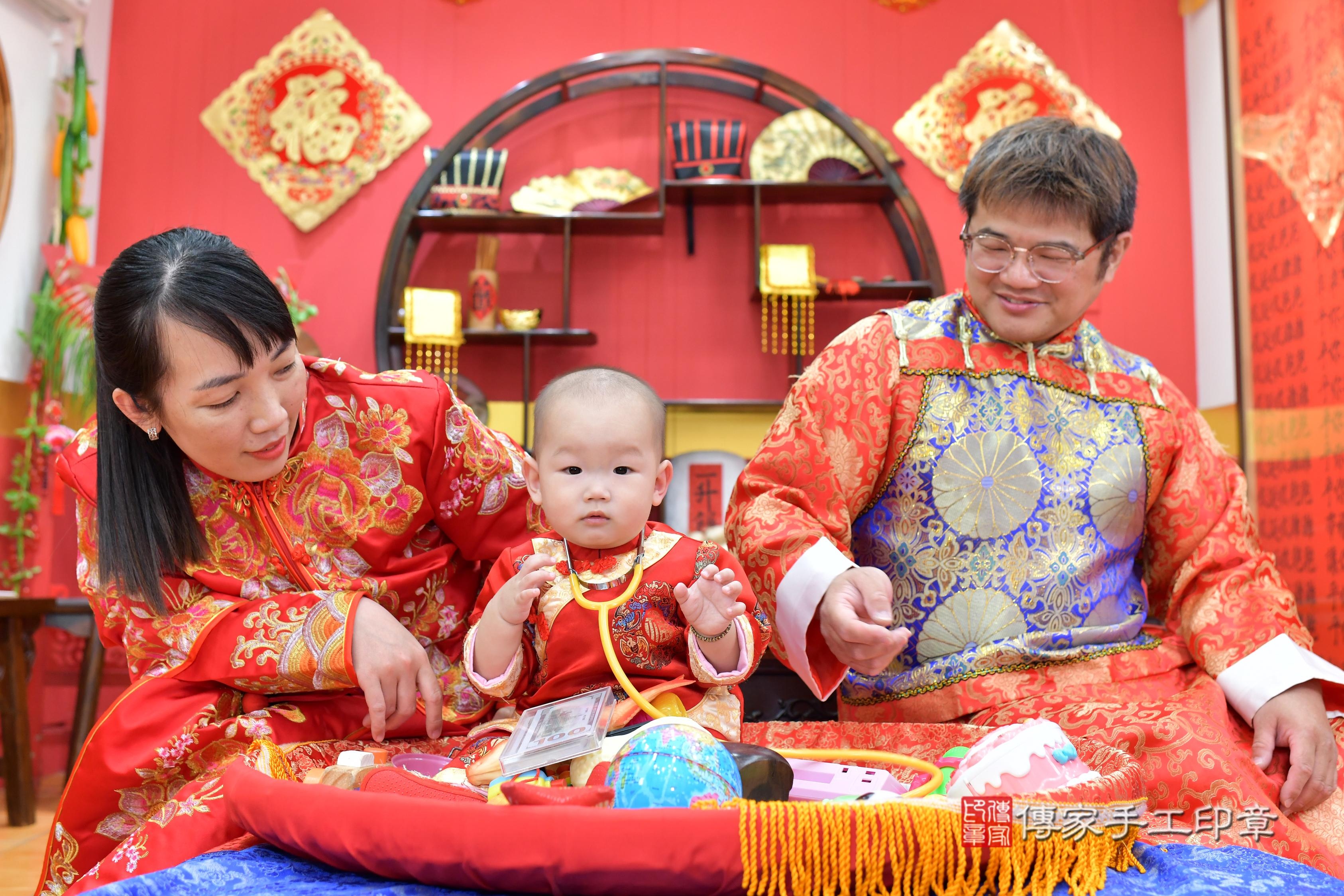 傳家手工印章桃園店、抓周、度脺、美式風會場、傳家嬰兒古禮、吉祥話、抓周道具物品24種、拍照。抓周證書。寶寶抓周、滿周歲、生日快樂、祝福 傳家手工印章桃園店、抓周、度脺、美式風會場、傳家嬰兒古禮、吉祥話、抓周道具物品24種、拍照。抓周證書。寶寶抓周、滿周歲、生日快樂、祝福