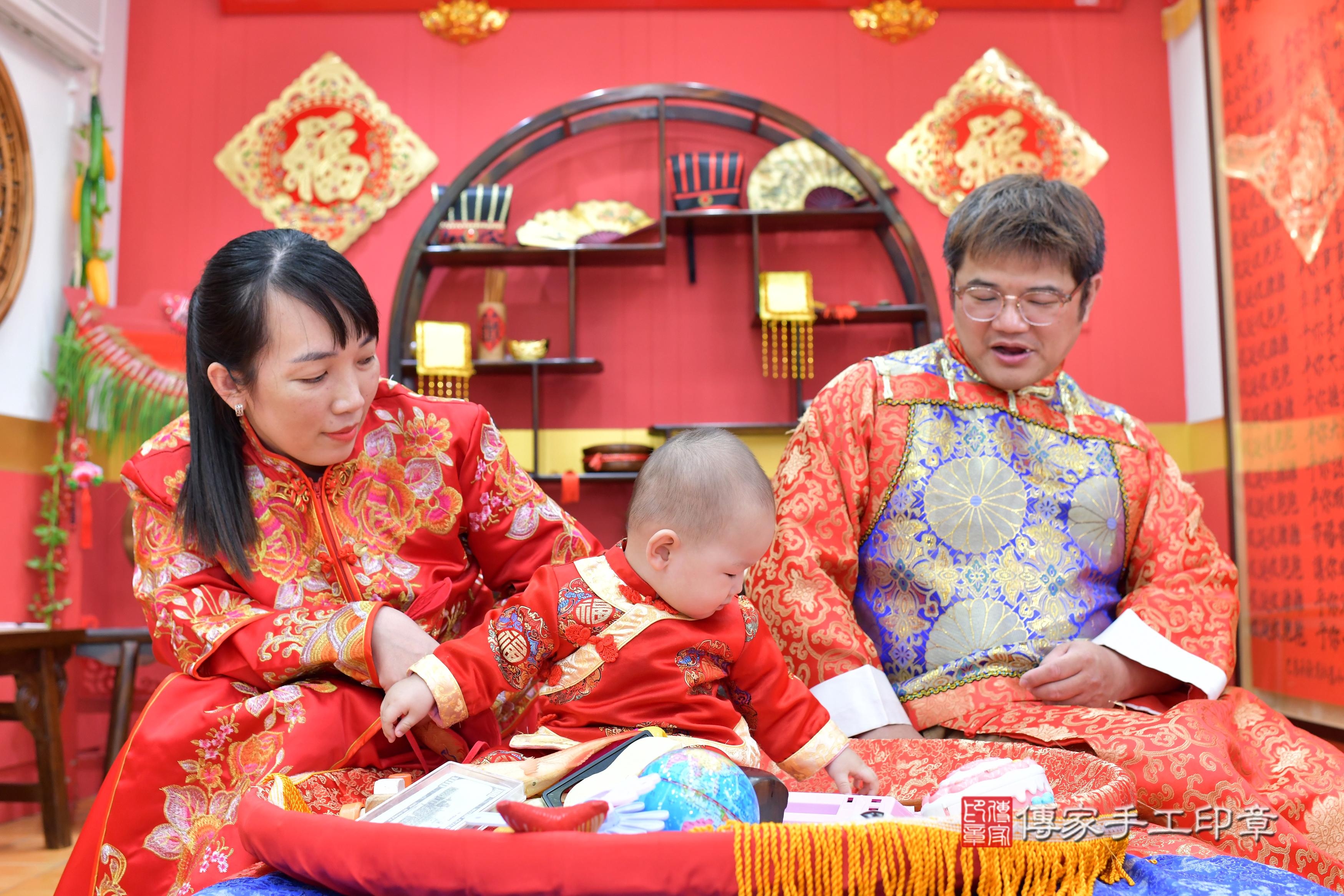 傳家手工印章桃園店、抓周、度脺、美式風會場、傳家嬰兒古禮、吉祥話、抓周道具物品24種、拍照。抓周證書。寶寶抓周、滿周歲、生日快樂、祝福 傳家手工印章桃園店、抓周、度脺、美式風會場、傳家嬰兒古禮、吉祥話、抓周道具物品24種、拍照。抓周證書。寶寶抓周、滿周歲、生日快樂、祝福