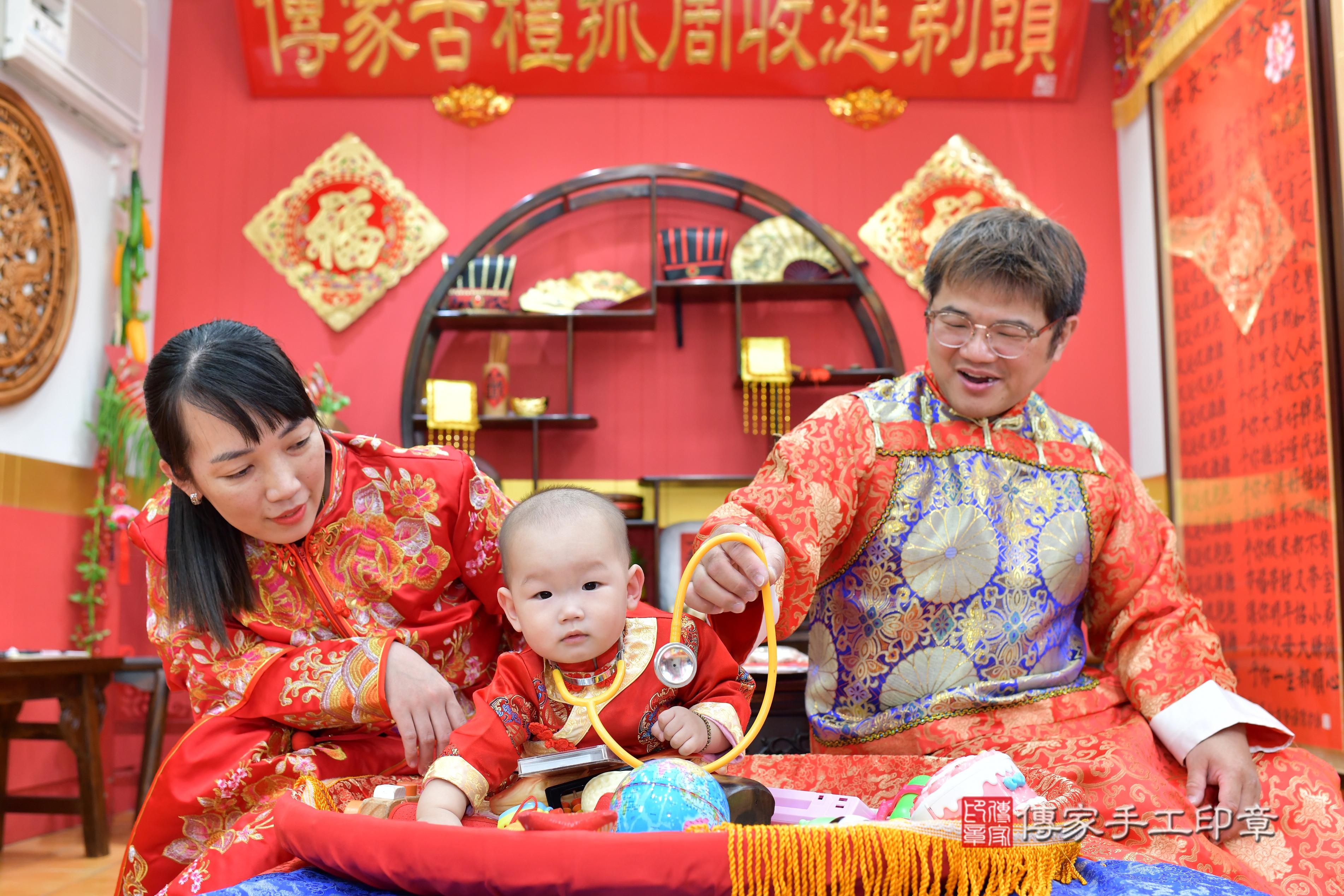 傳家手工印章桃園店、抓周、度脺、美式風會場、傳家嬰兒古禮、吉祥話、抓周道具物品24種、拍照。抓周證書。寶寶抓周、滿周歲、生日快樂、祝福 傳家手工印章桃園店、抓周、度脺、美式風會場、傳家嬰兒古禮、吉祥話、抓周道具物品24種、拍照。抓周證書。寶寶抓周、滿周歲、生日快樂、祝福