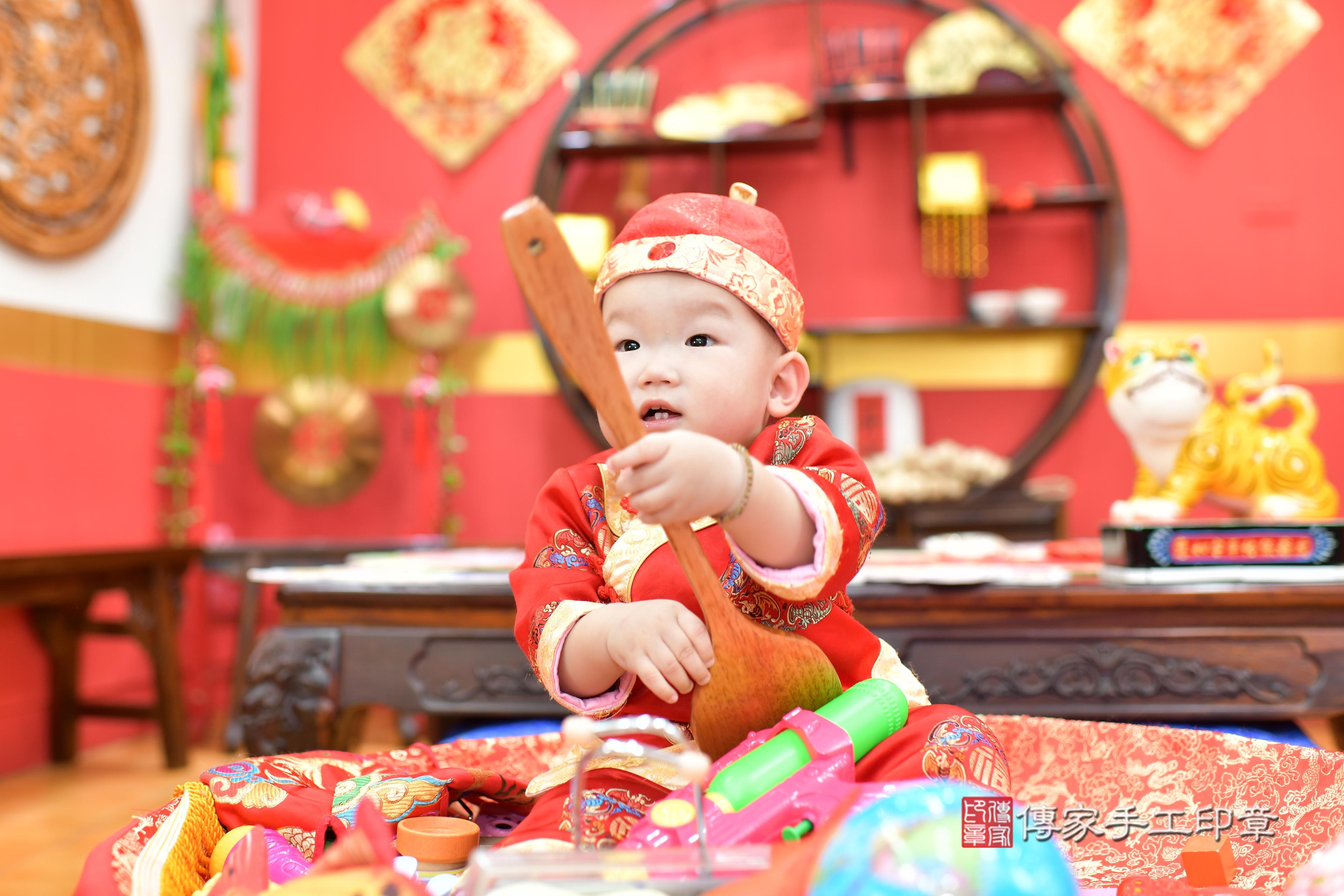 傳家手工印章桃園店、抓周、度脺、美式風會場、傳家嬰兒古禮、吉祥話、抓周道具物品24種、拍照。抓周證書。寶寶抓周、滿周歲、生日快樂、祝福 傳家手工印章桃園店、抓周、度脺、美式風會場、傳家嬰兒古禮、吉祥話、抓周道具物品24種、拍照。抓周證書。寶寶抓周、滿周歲、生日快樂、祝福