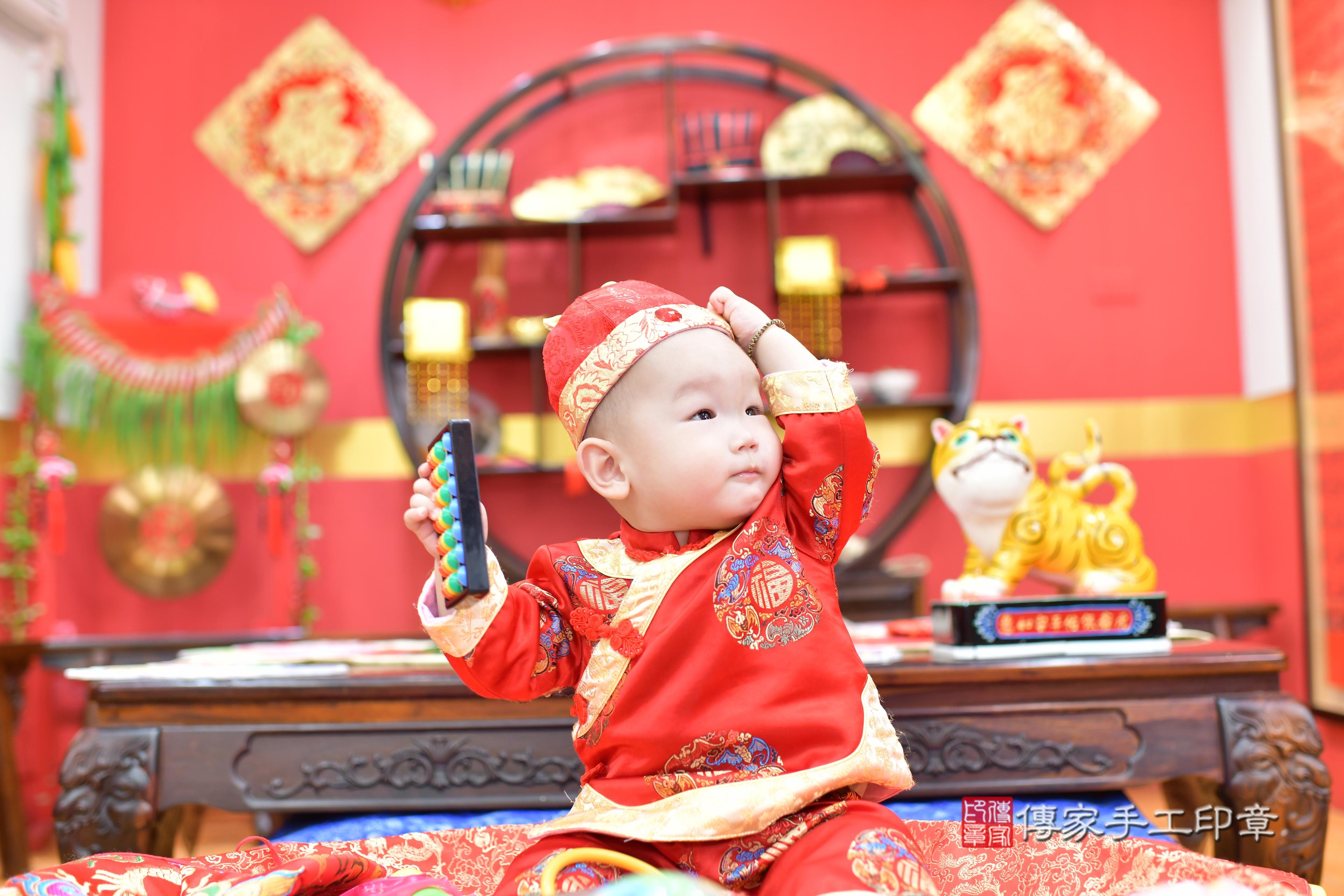 傳家手工印章桃園店、抓周、度脺、美式風會場、傳家嬰兒古禮、吉祥話、抓周道具物品24種、拍照。抓周證書。寶寶抓周、滿周歲、生日快樂、祝福 傳家手工印章桃園店、抓周、度脺、美式風會場、傳家嬰兒古禮、吉祥話、抓周道具物品24種、拍照。抓周證書。寶寶抓周、滿周歲、生日快樂、祝福