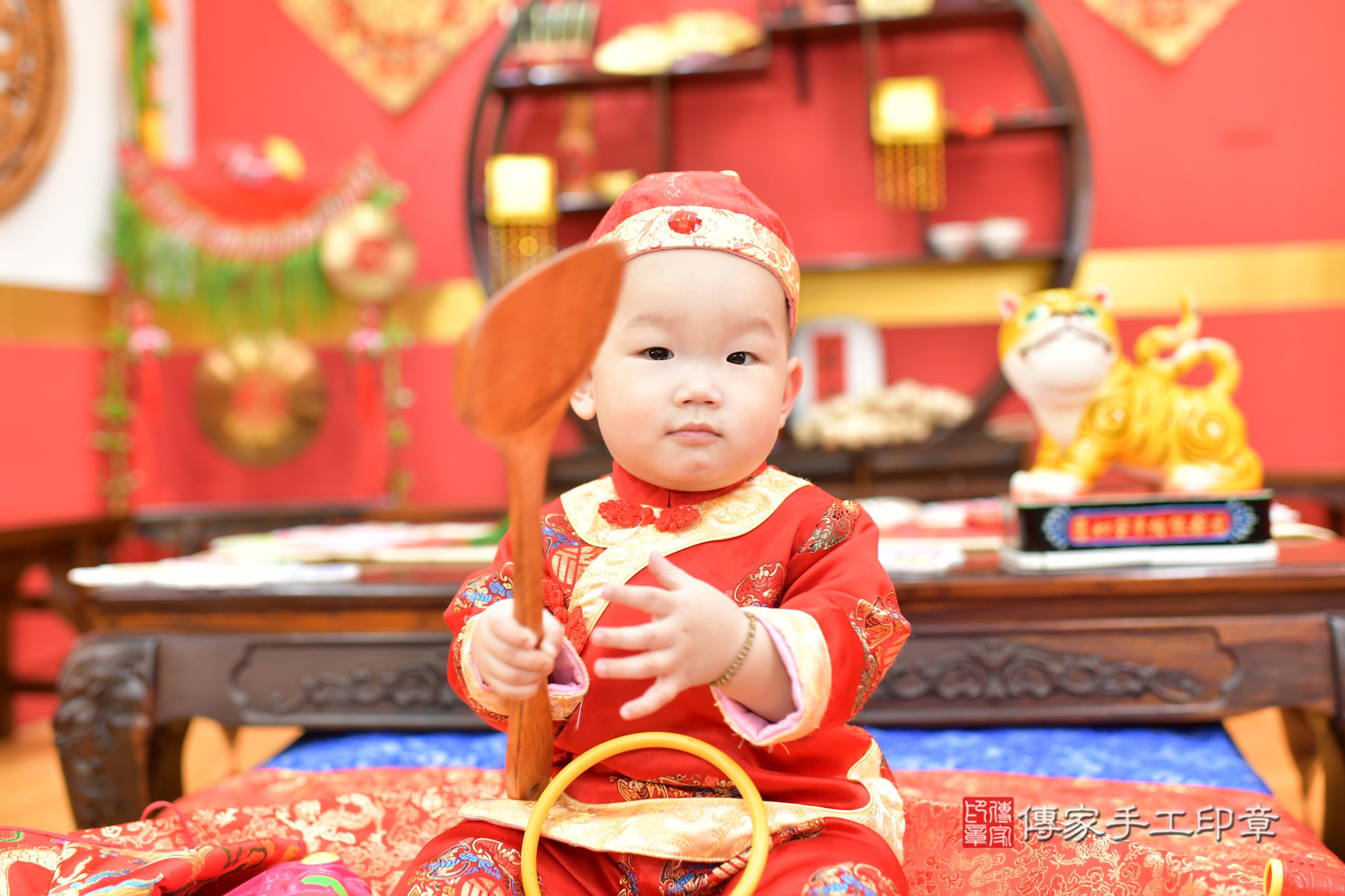 傳家手工印章桃園店、抓周、度脺、美式風會場、傳家嬰兒古禮、吉祥話、抓周道具物品24種、拍照。抓周證書。寶寶抓周、滿周歲、生日快樂、祝福 傳家手工印章桃園店、抓周、度脺、美式風會場、傳家嬰兒古禮、吉祥話、抓周道具物品24種、拍照。抓周證書。寶寶抓周、滿周歲、生日快樂、祝福