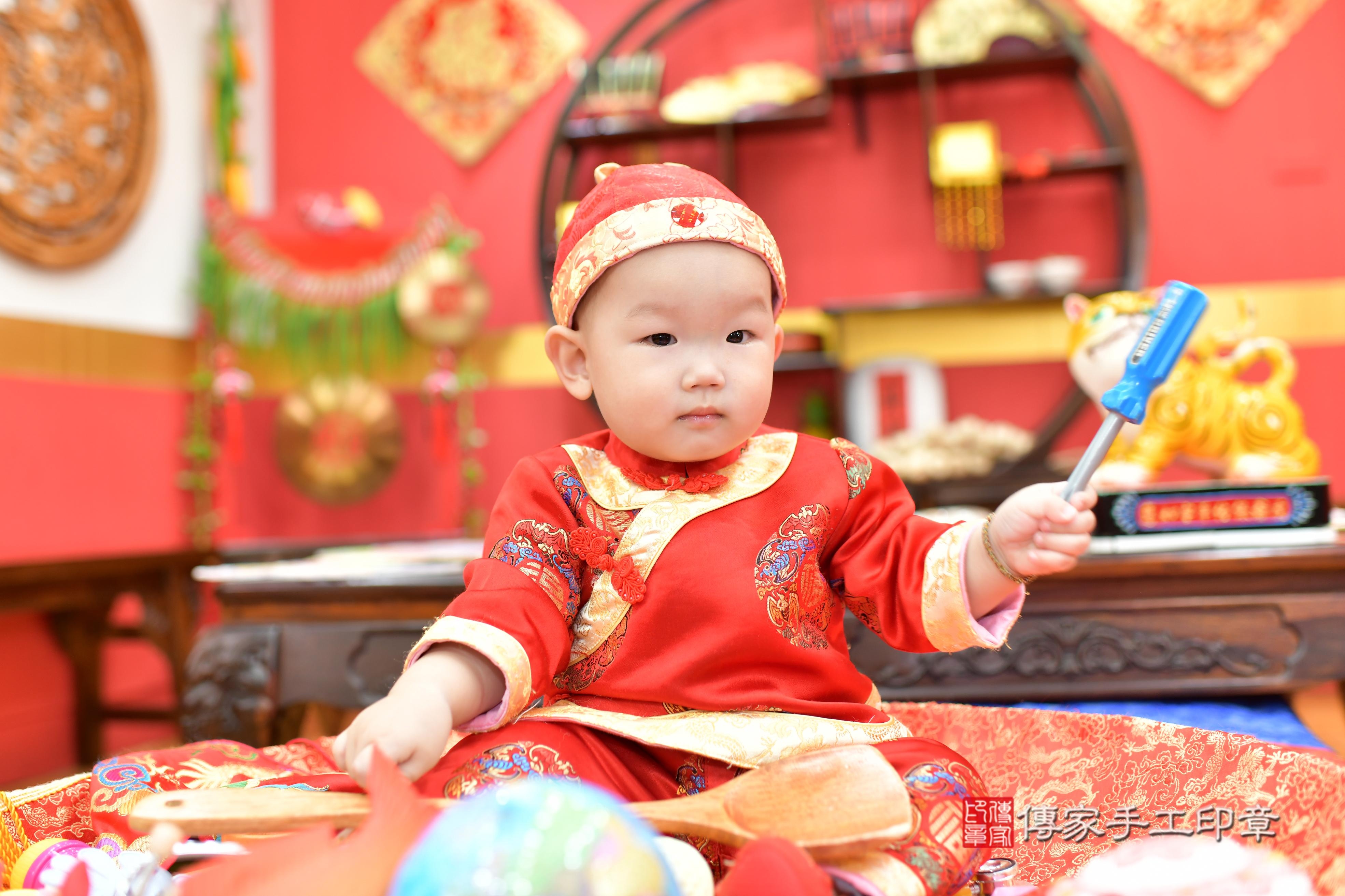 傳家手工印章桃園店、抓周、度脺、美式風會場、傳家嬰兒古禮、吉祥話、抓周道具物品24種、拍照。抓周證書。寶寶抓周、滿周歲、生日快樂、祝福 傳家手工印章桃園店、抓周、度脺、美式風會場、傳家嬰兒古禮、吉祥話、抓周道具物品24種、拍照。抓周證書。寶寶抓周、滿周歲、生日快樂、祝福