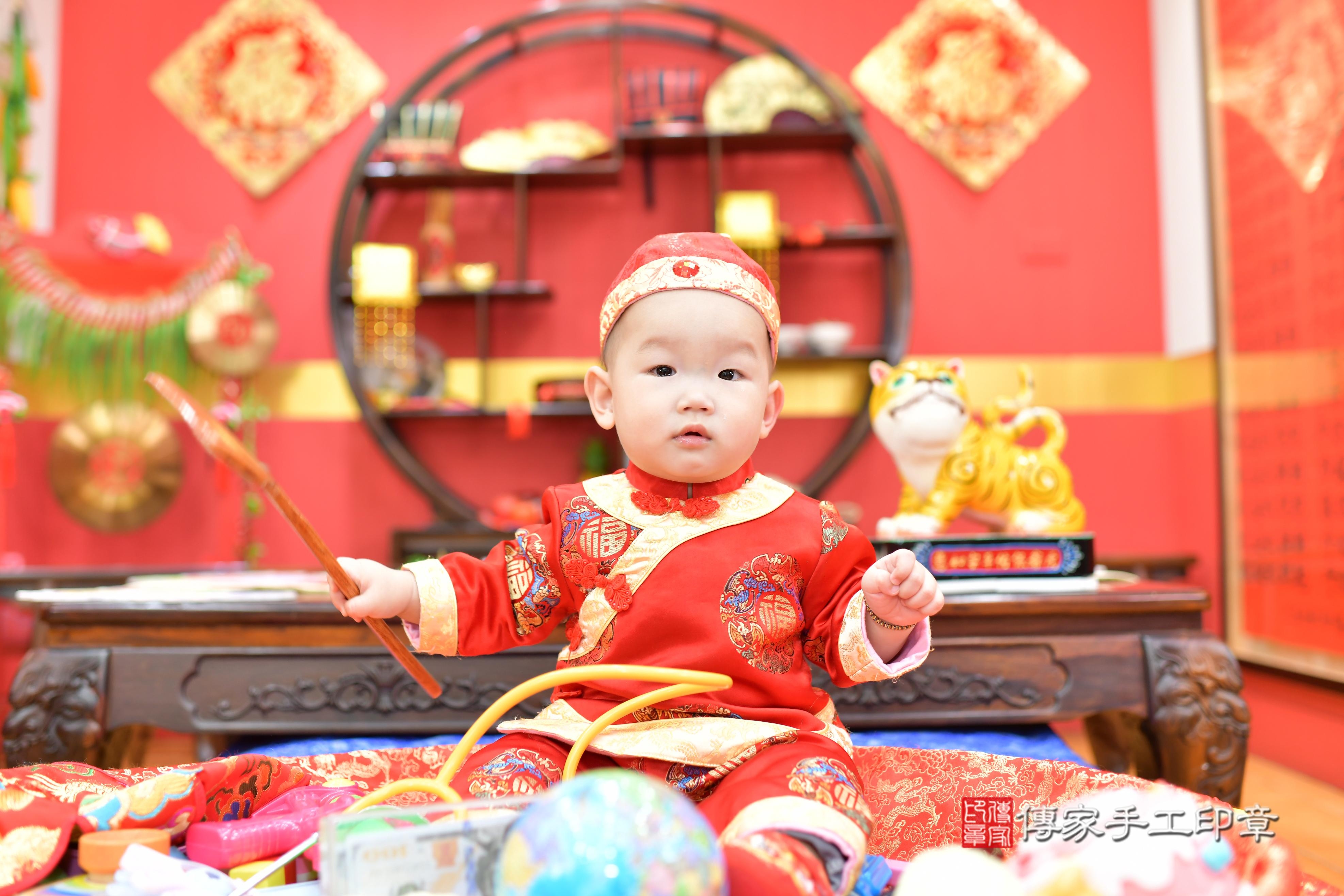 傳家手工印章桃園店、抓周、度脺、美式風會場、傳家嬰兒古禮、吉祥話、抓周道具物品24種、拍照。抓周證書。寶寶抓周、滿周歲、生日快樂、祝福 傳家手工印章桃園店、抓周、度脺、美式風會場、傳家嬰兒古禮、吉祥話、抓周道具物品24種、拍照。抓周證書。寶寶抓周、滿周歲、生日快樂、祝福