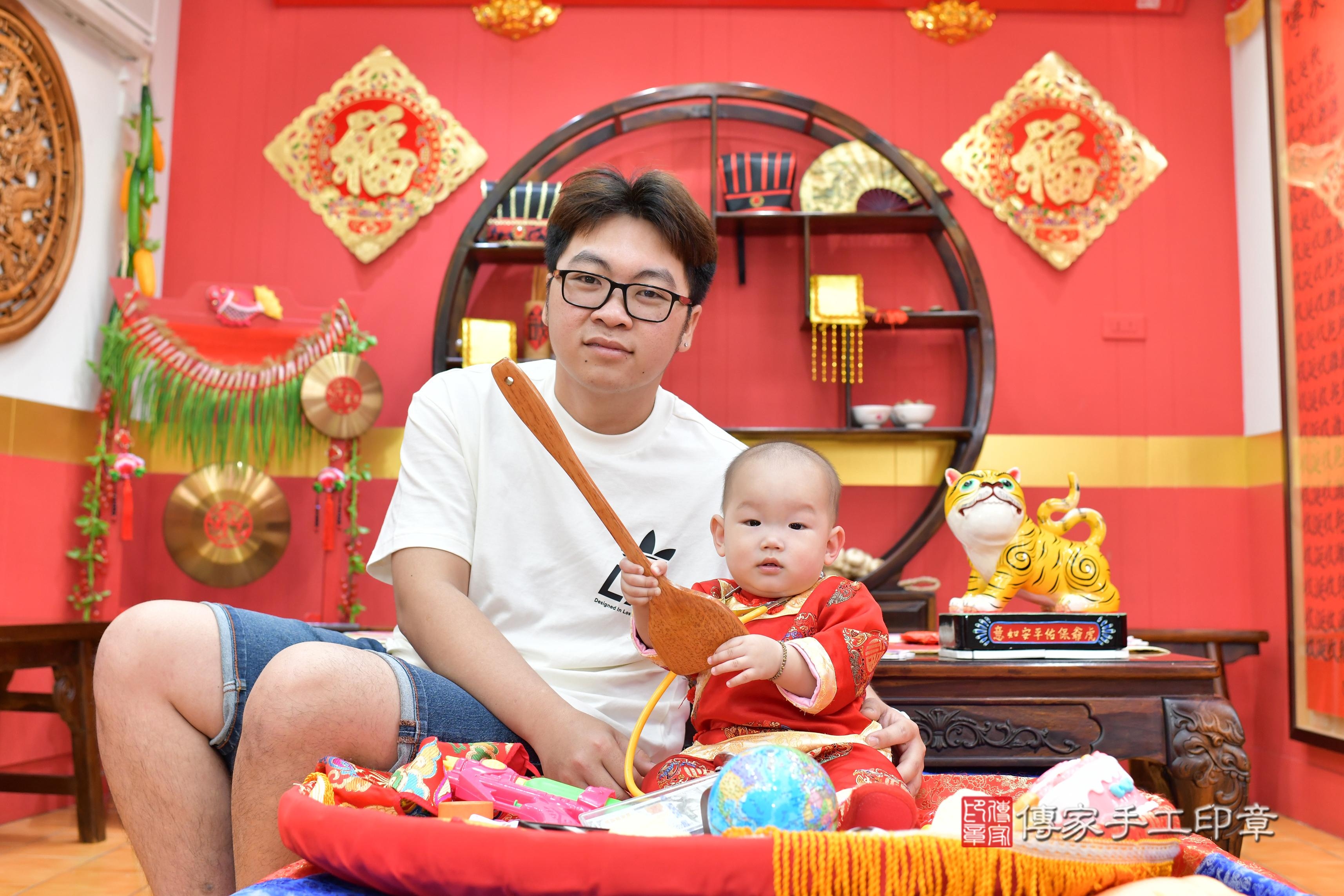 傳家手工印章桃園店、抓周、度脺、美式風會場、傳家嬰兒古禮、吉祥話、抓周道具物品24種、拍照。抓周證書。寶寶抓周、滿周歲、生日快樂、祝福 傳家手工印章桃園店、抓周、度脺、美式風會場、傳家嬰兒古禮、吉祥話、抓周道具物品24種、拍照。抓周證書。寶寶抓周、滿周歲、生日快樂、祝福