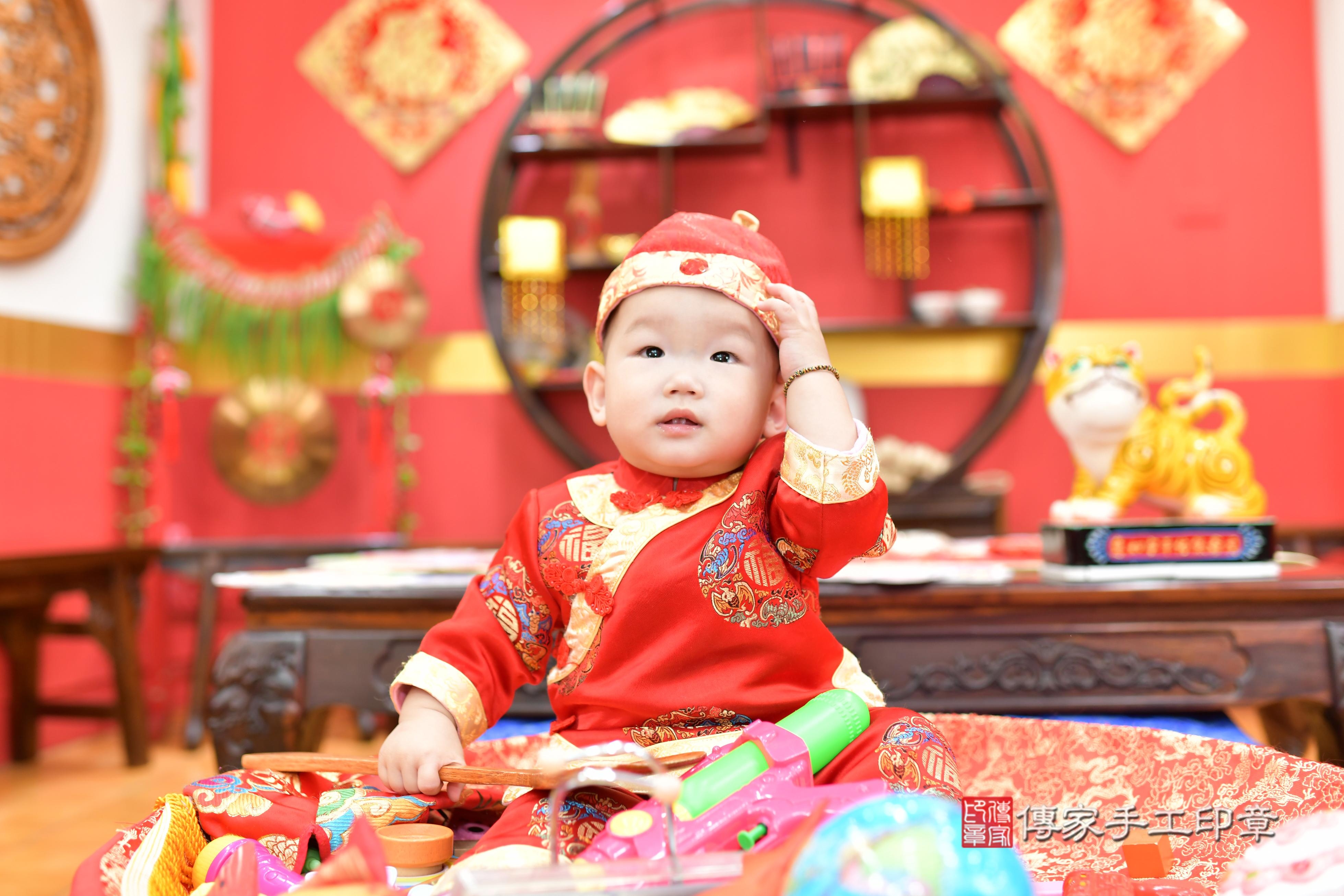 傳家手工印章桃園店、抓周、度脺、美式風會場、傳家嬰兒古禮、吉祥話、抓周道具物品24種、拍照。抓周證書。寶寶抓周、滿周歲、生日快樂、祝福 傳家手工印章桃園店、抓周、度脺、美式風會場、傳家嬰兒古禮、吉祥話、抓周道具物品24種、拍照。抓周證書。寶寶抓周、滿周歲、生日快樂、祝福