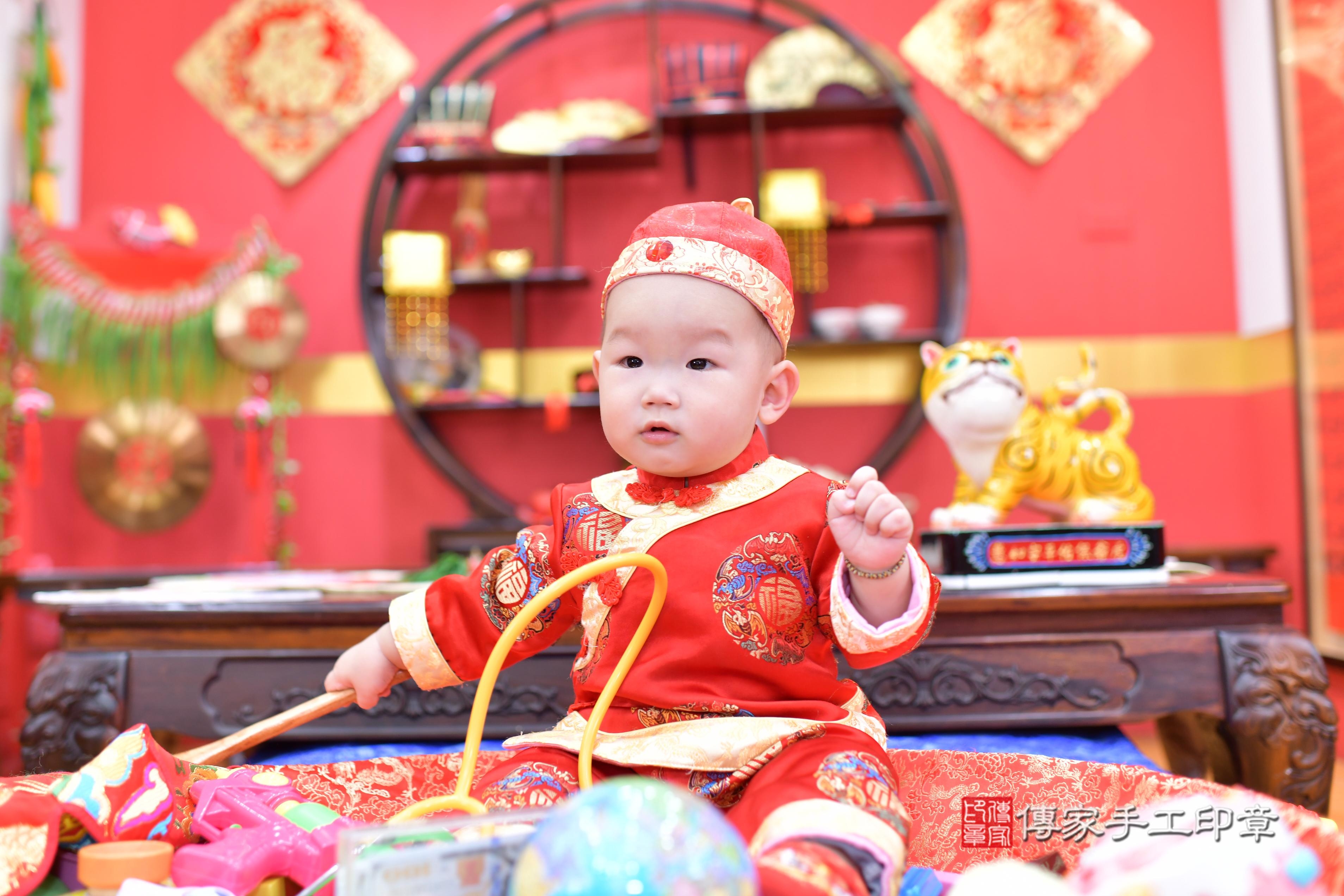 傳家手工印章桃園店、抓周、度脺、美式風會場、傳家嬰兒古禮、吉祥話、抓周道具物品24種、拍照。抓周證書。寶寶抓周、滿周歲、生日快樂、祝福 傳家手工印章桃園店、抓周、度脺、美式風會場、傳家嬰兒古禮、吉祥話、抓周道具物品24種、拍照。抓周證書。寶寶抓周、滿周歲、生日快樂、祝福