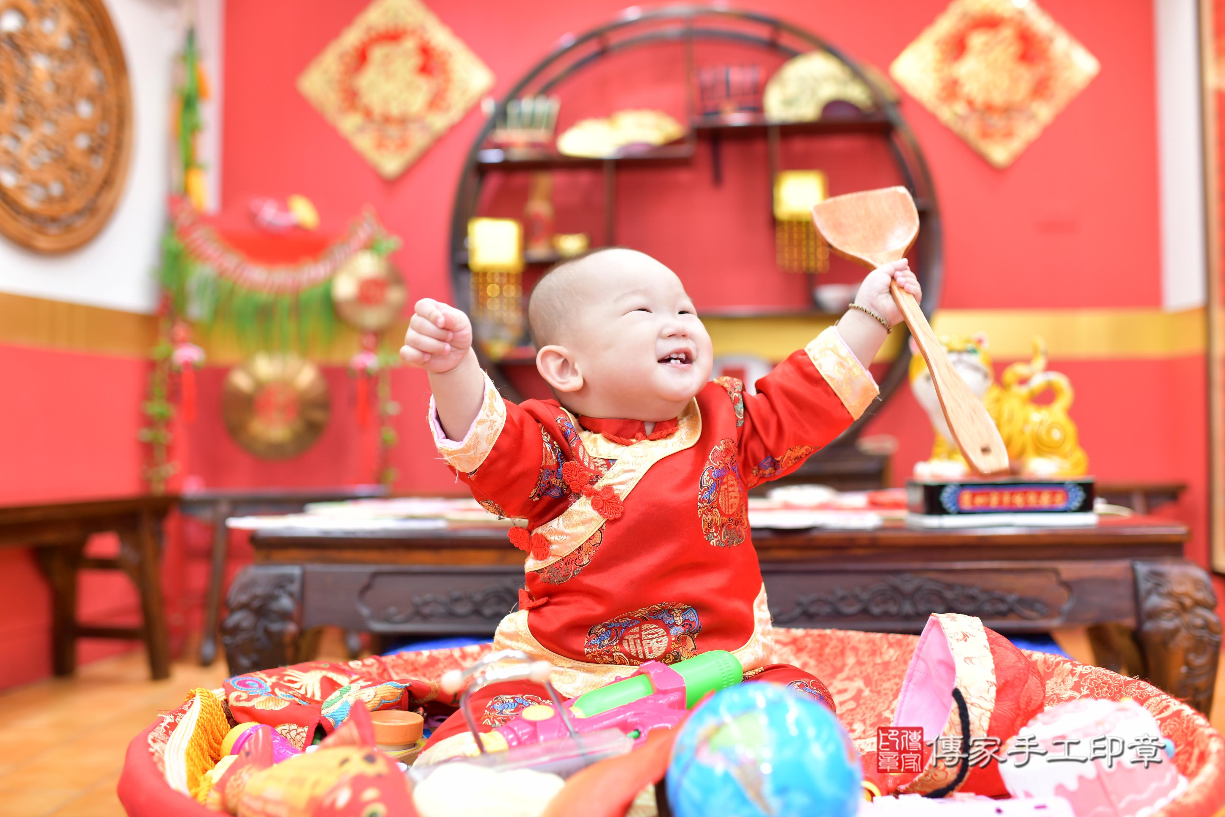 傳家手工印章桃園店、抓周、度脺、美式風會場、傳家嬰兒古禮、吉祥話、抓周道具物品24種、拍照。抓周證書。寶寶抓周、滿周歲、生日快樂、祝福