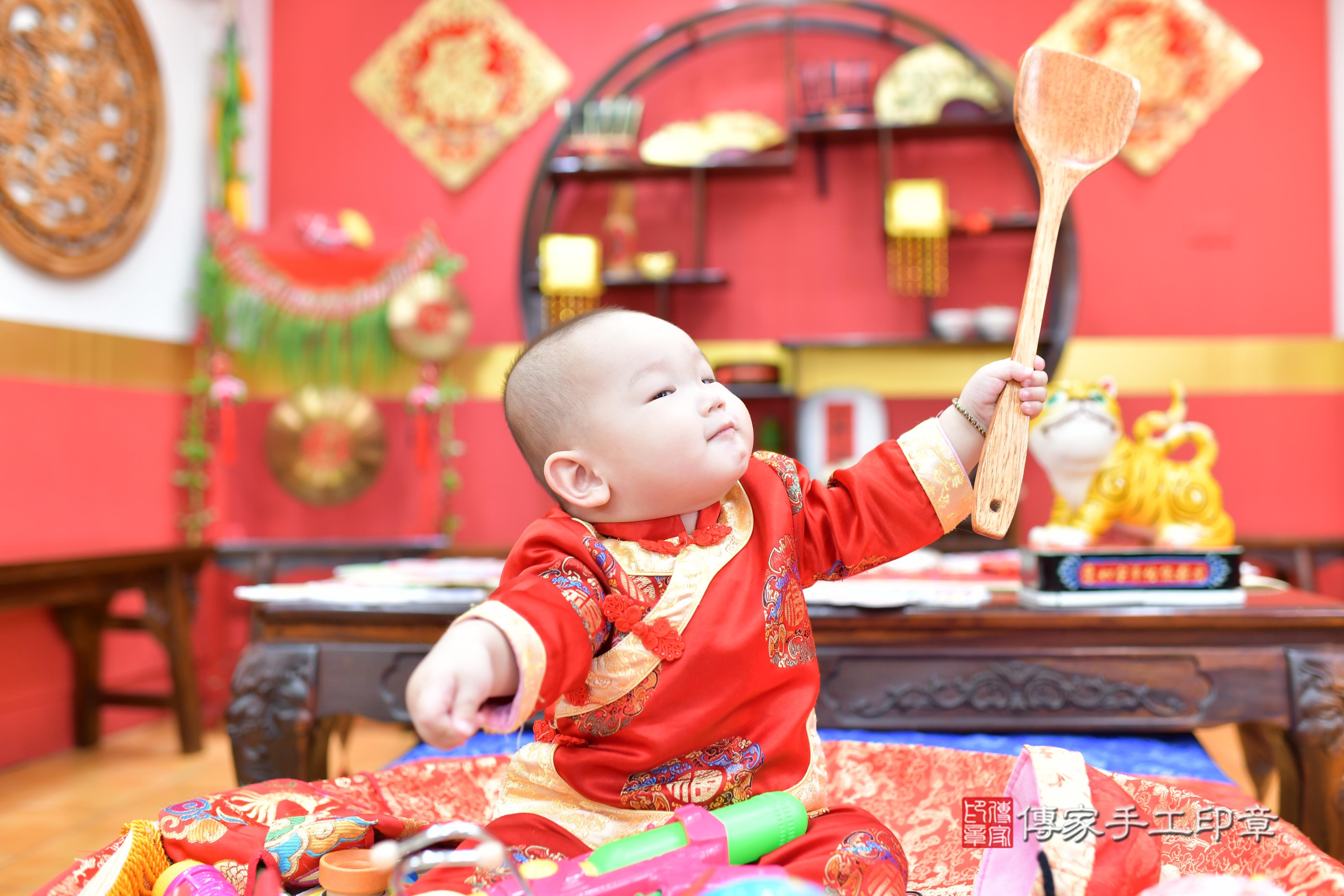 傳家手工印章桃園店、抓周、度脺、美式風會場、傳家嬰兒古禮、吉祥話、抓周道具物品24種、拍照。抓周證書。寶寶抓周、滿周歲、生日快樂、祝福 傳家手工印章桃園店、抓周、度脺、美式風會場、傳家嬰兒古禮、吉祥話、抓周道具物品24種、拍照。抓周證書。寶寶抓周、滿周歲、生日快樂、祝福