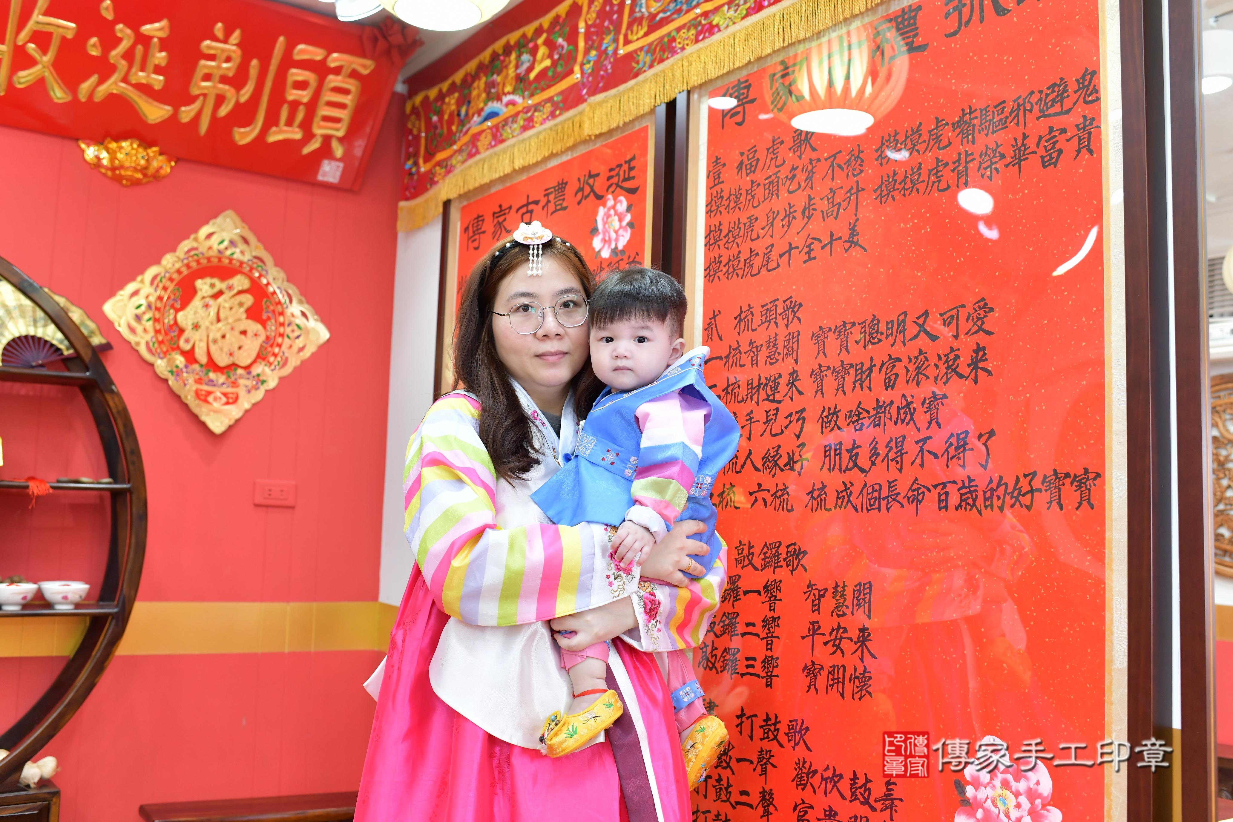 傳家手工印章桃園店、抓周、度脺、美式風會場、傳家嬰兒古禮、吉祥話、抓周道具物品24種、拍照。抓周證書。寶寶抓周、滿周歲、生日快樂、祝福 傳家手工印章桃園店、抓周、度脺、美式風會場、傳家嬰兒古禮、吉祥話、抓周道具物品24種、拍照。抓周證書。寶寶抓周、滿周歲、生日快樂、祝福