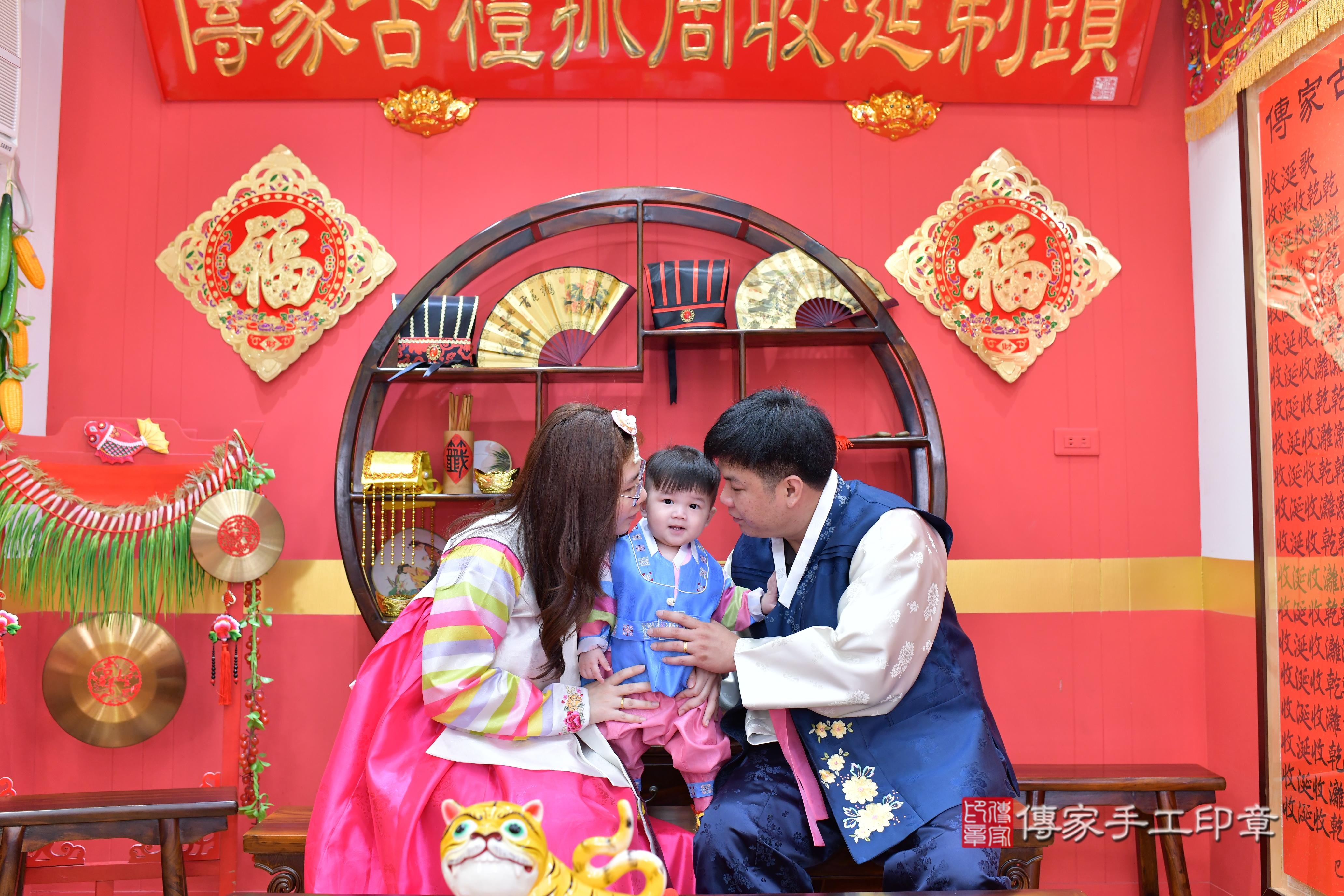 傳家手工印章桃園店、抓周、度脺、美式風會場、傳家嬰兒古禮、吉祥話、抓周道具物品24種、拍照。抓周證書。寶寶抓周、滿周歲、生日快樂、祝福 傳家手工印章桃園店、抓周、度脺、美式風會場、傳家嬰兒古禮、吉祥話、抓周道具物品24種、拍照。抓周證書。寶寶抓周、滿周歲、生日快樂、祝福