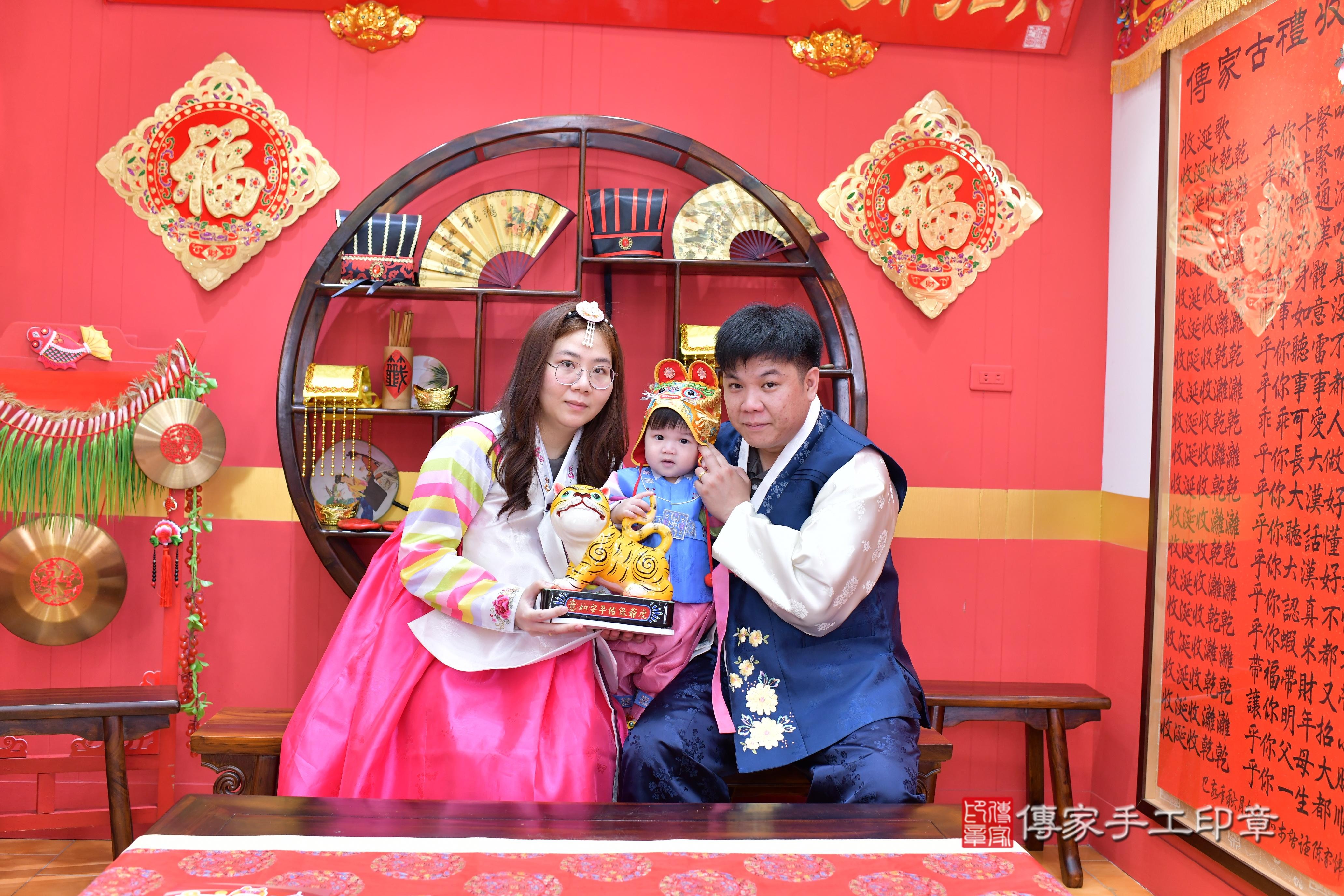 傳家手工印章桃園店、抓周、度脺、美式風會場、傳家嬰兒古禮、吉祥話、抓周道具物品24種、拍照。抓周證書。寶寶抓周、滿周歲、生日快樂、祝福 傳家手工印章桃園店、抓周、度脺、美式風會場、傳家嬰兒古禮、吉祥話、抓周道具物品24種、拍照。抓周證書。寶寶抓周、滿周歲、生日快樂、祝福